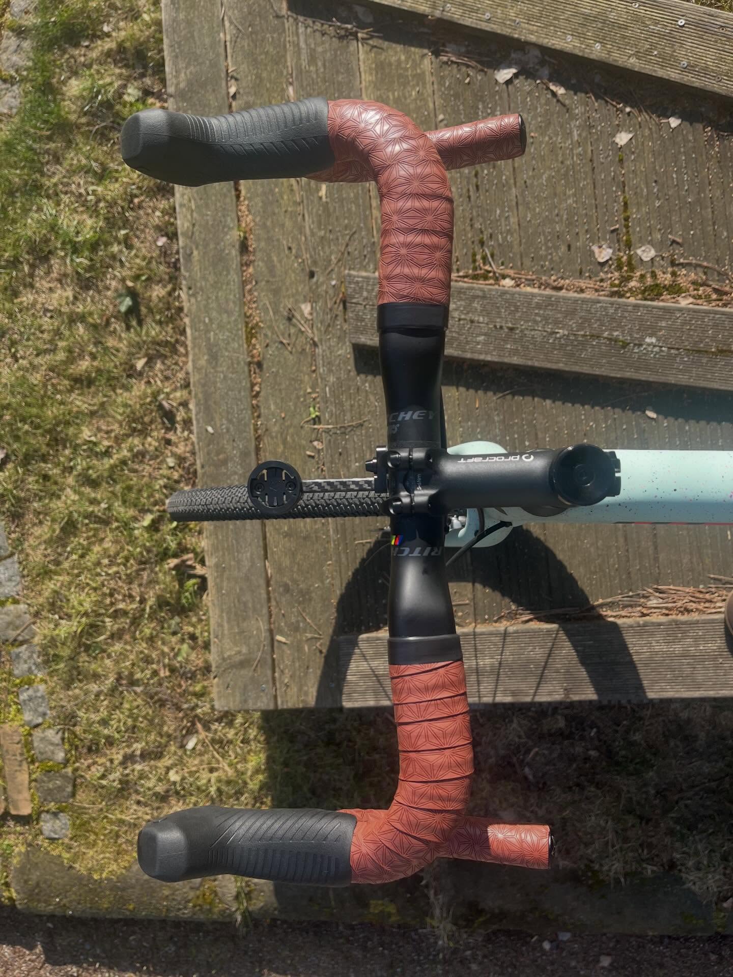 👑 Ehre, wem Ehre gebührt!
Beim König des Cyclocross wird natürlich nicht nur aufs Budget geschaut.
Hier heißt es ganz klar: Nicht kleckern, sondern klotzen. 💎
Allen voran die edle @sramroad RED Schaltgruppe mit MTB-Genen – gemacht für kompromisslose Performance im Gelände.
Doch auch die restlichen Parts spielen ganz oben mit:
✨ @ceramicspeed Innenlager
✨ @alpitude_components GPS Holder
Wenn schon König, dann auch mit Krone aus den feinsten Komponenten. 👑
#bikepointdresden #sworks #crux #sramred #ceramicspeed