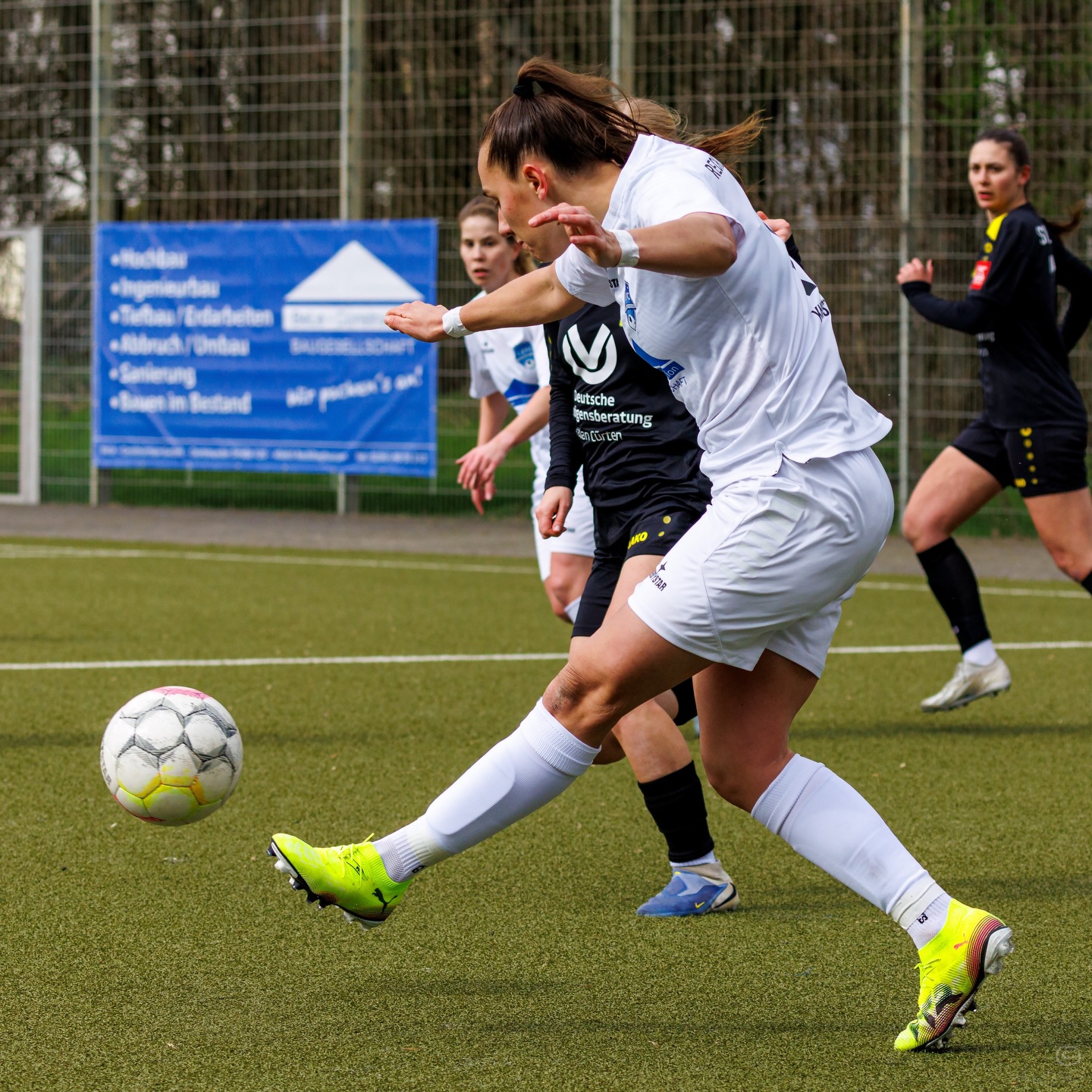 💙🤍 𝙃𝙚𝙞𝙢𝙨𝙞𝙚𝙜 💯 #𝙁𝙁𝘾𝘿𝙀𝙐 🥳
Unsere Frauen knüpfen an die erfolgreiche Winterpause nahtlos an. Mit einer souveränen Vorstellung erspielt sich das Team von Cheftrainer Björn Sobotzki und Co-Trainer Claudius Glania ein 3:1 gegen die @svdeutz05frauen.
Die tolle Entwicklung des gesamten Teams ist offensichtlich. Mit den zahlreichen Testspielerfolgen im Rücken treten die Mädels selbstbewusst auf und suchen stets den schnellen Weg nach vorn.
Auffällig ist die neu hinzugewonnene Abschlussqualität im Sturm. Wie in den Testspielen zuvor erzielten auch gegen Deutz die Stürmerinnen die Tore.
🥁 Glückwunsch 💙🤍 FFC 👏
🔜 SO 22.03.2026 TOP-Spiel
⏰ 15 Uhr
⚽️ #BVBFFC
Bilderbogen vom Heimsieg gegen Deutz 05
📸 @ric.baumert
@bele_construction_gmbh
@derbystar
@mcdonaldsde