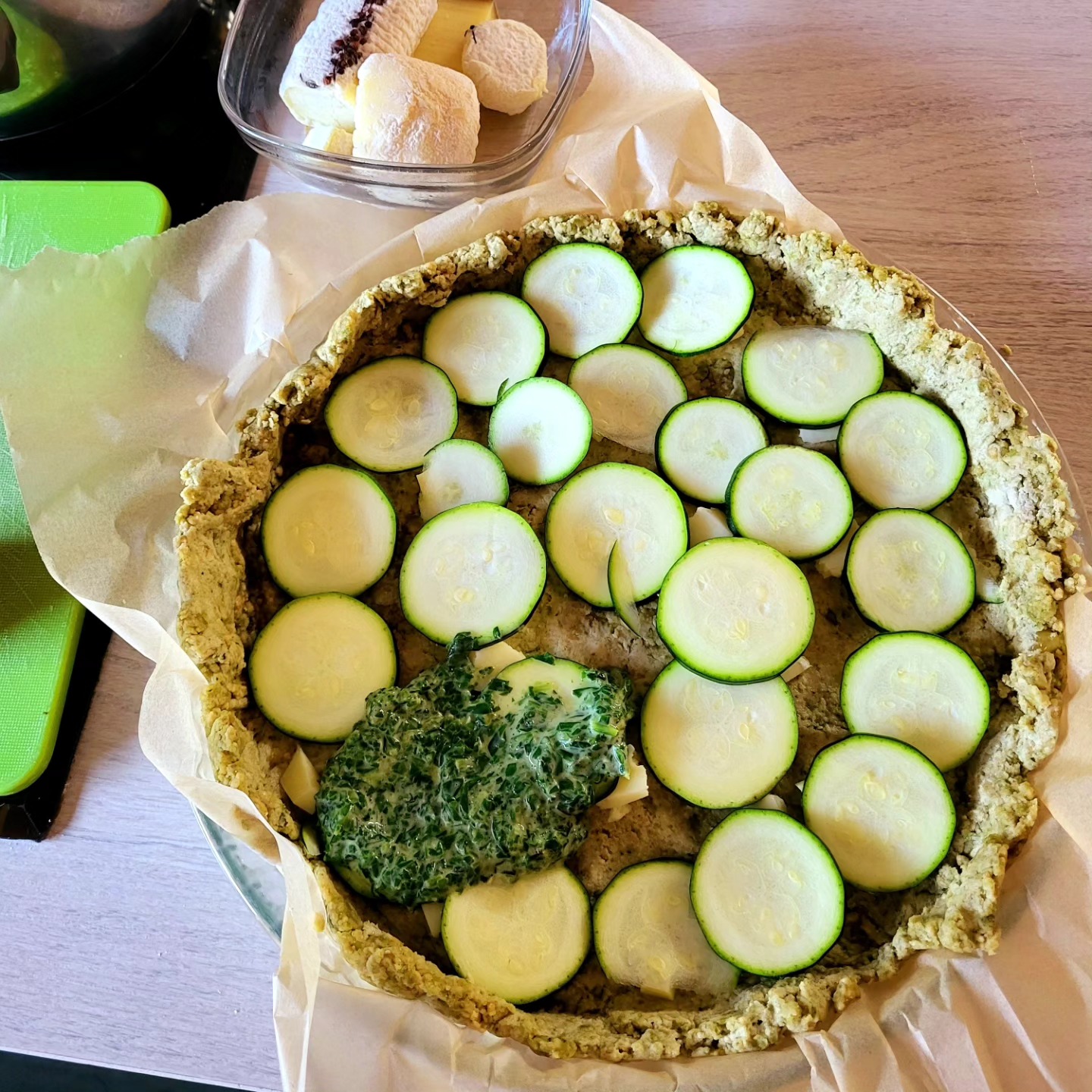 Tarte salée 50 nuances de vert.
Base : farine de quinoa et soja (normalement je mélange avec petit épeautre mais je n'en avais plus !)
+ eau tiède, huile et pesto aux noisettes. Mélanger, travailler bien.
Après, sur la pate : couche fine de pesto noisettes, quelques dés de fromage, ensuite une couche de courgettes.
Par dessus : épinards hachés avec crème de soja, 2 œufs, assaisonnement.
Petits bouts de chèvre par dessus.
Désolée, je n'ai pas de dosages.. je fais au pifomètre ???
Au four et... bon appétit !!
#cuisine #cuisinesaine #naturopathie #cuisinebio #recettevegetarienne #ideerecette #recette #recettefacile