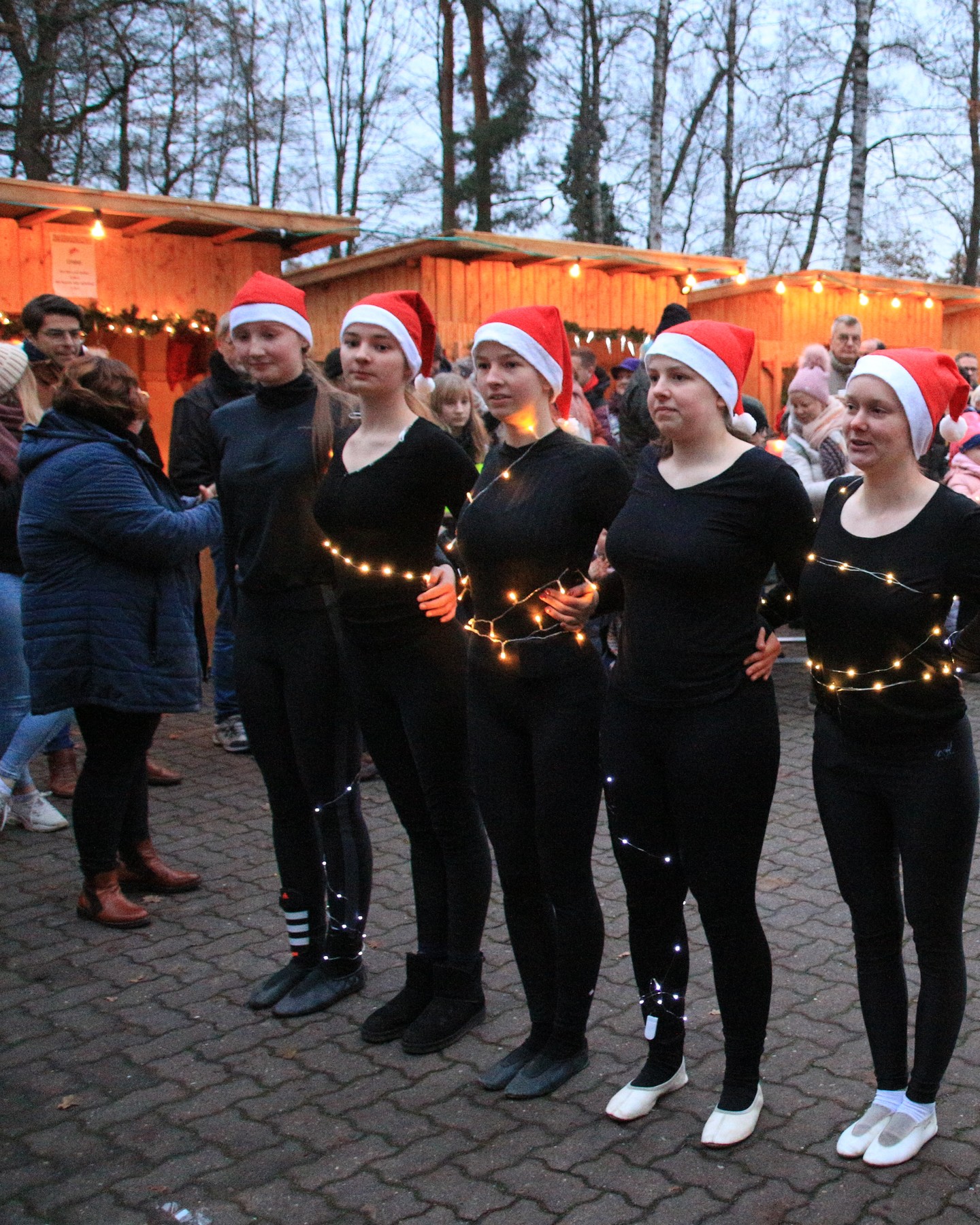 ? Haldemer Waldweihnacht ??♂️
Am 11. Dezember hatten unsere Voltis einen Auftritt bei der Haldemer Waldweihnacht im Ilweder Wäldchen. ?
Zusammen mit fleißiger Unterstützung aus Team 5 hat Team 1 eine Kür als Weihnachtsmänner auf dem Bock geturnt. ??
Unsere kleinen aus Team 5 & 6 waren als Helfer des Weihnachtsmannes verkleidet und haben ebenfalls eine Bockkür vorgeführt. ❄️
#waldweihnacht #voltigieren #wichtel #weihnachtsmann #bockkür #vorführung