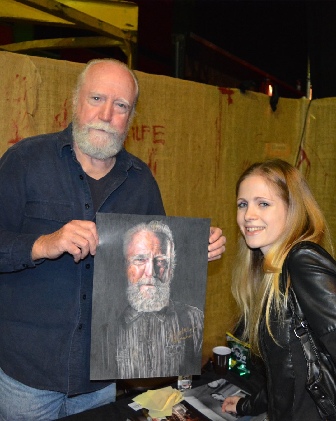 Some encounters stay with you.
Meeting Scott Wilson was one of them.
He held my drawing, looked at it quietly, and gave me a smile I’ll always remember — kind, warm, genuine. He saw the artwork, really saw it, and appreciated it. It was one of those rare moments where art and life touch for a second.
Still grateful for this beautiful memory.
#ScottWilson #HershelGreene #TwdArt #PrismacolorPremier #Hahnemühle #RealisticArtwork #ColoredPencilDrawing #RealismArt #ColoredPencilArt #ColorPencilDrawing #RealisticDrawings #Topenga #OriginalArtwork #ArtCollectorWorld #TopengaArt