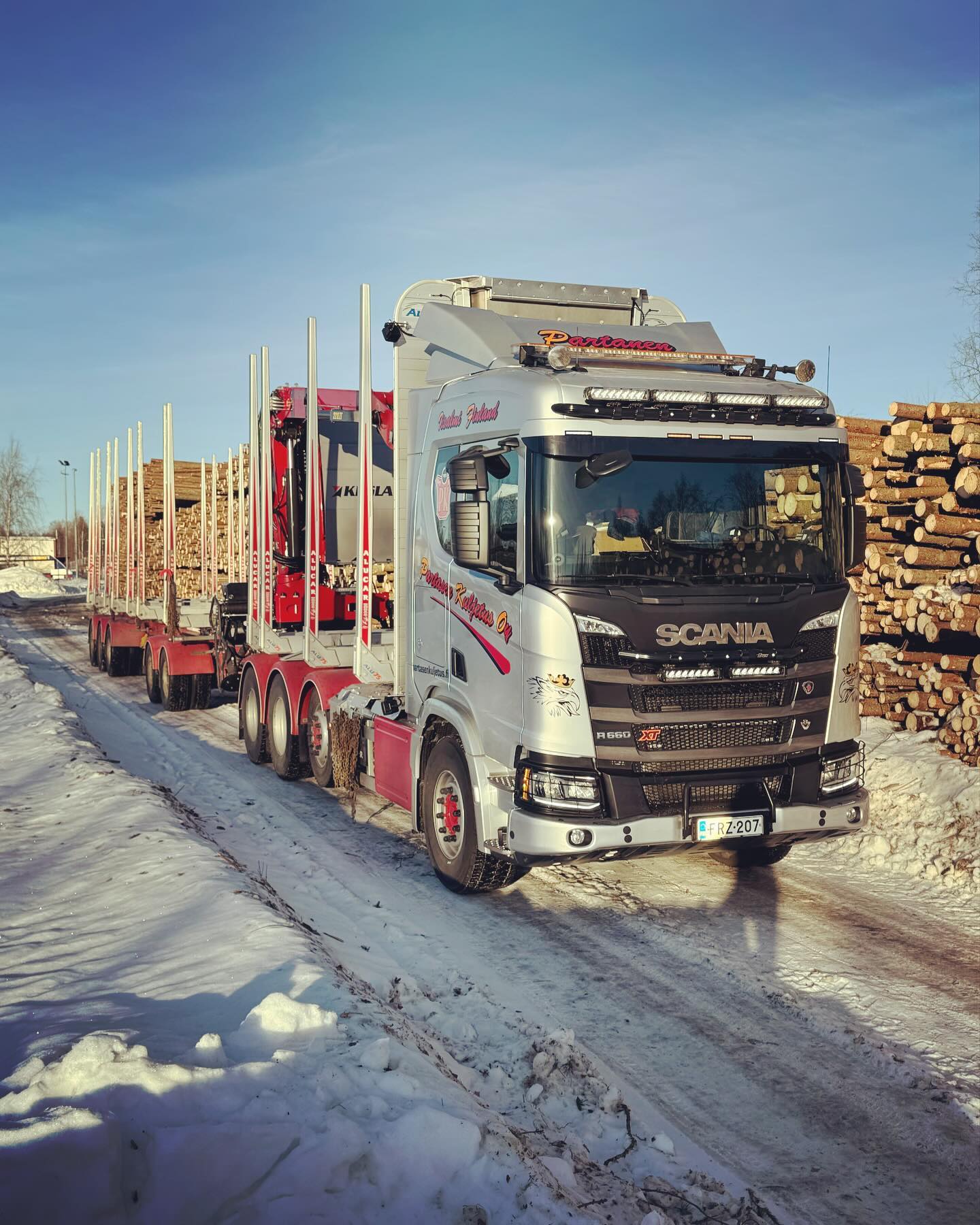 Uusin yhdistelmä saateltu tien päälle??
#partasenkuljetusoy #iisalmi #scania #scaniav8 #r660 #puutavaraauto #timmerbil
Kiitos yhteistyökumppaneille
@scaniasuomi @kesla_official @alucar_oy ?