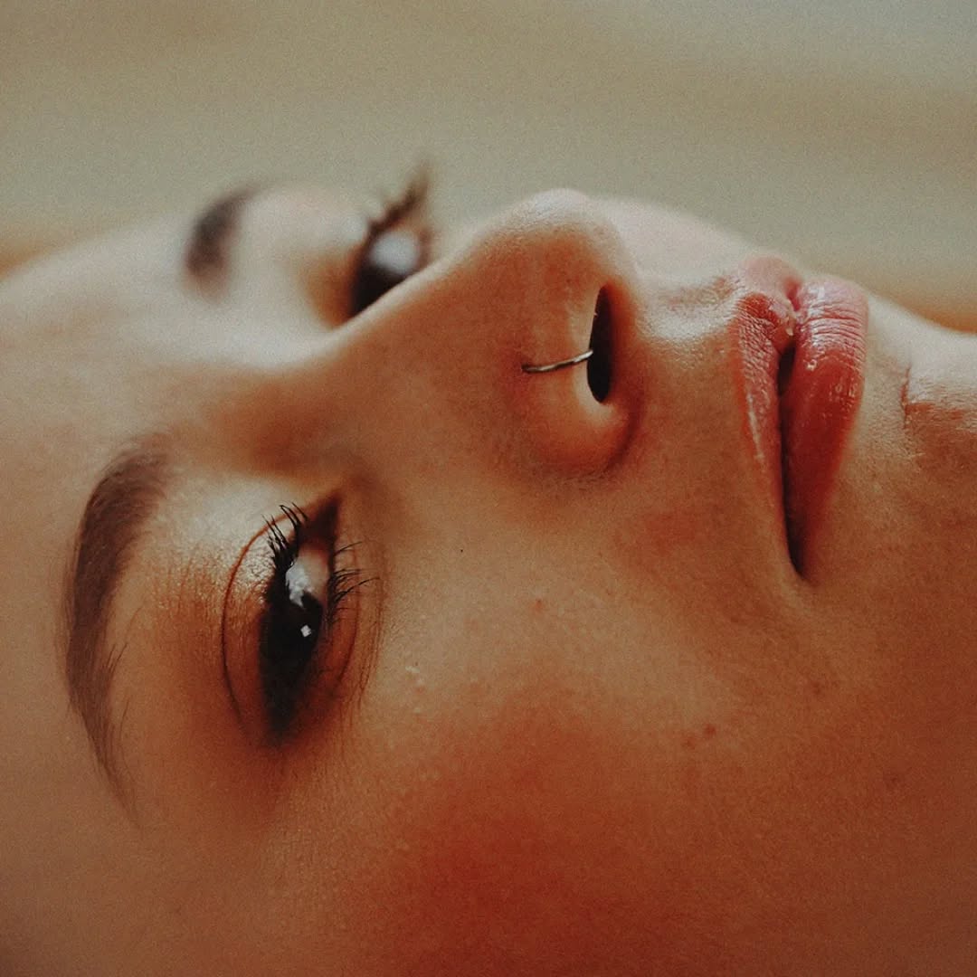 Ces dernières semaines, vous êtes nombreuses à avoir franchi le pas.
À avoir osé prendre du temps pour vous
Un moment suspendu, pour se reconnecter, pour prendre soin de soi, pour se pardonner parfois et avancer.
Je vous remercie mille fois de me faire confiance
Ces séances vous font du bien et par ricochet à moi aussi 😊.
À qui le tour ?
#portrait #portraitfeminin #photographeboudoir #photographedordogne #photographeportrait photographelotetgaronne biron photographebiron
selflove feminite confianceensoi femme acceptation bienveillance studiobiron
homestudio