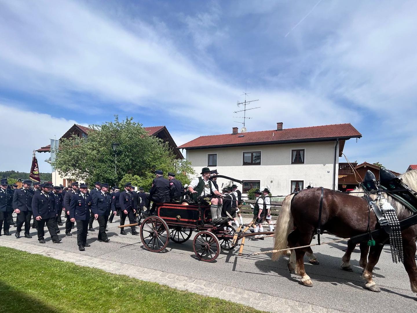 Heute nahmen wir mit unserer historischen Spritze am Gründungsjubiläum der @feuerwehr.soechtenau teil.
#150jähriges #feuerwehrvogtareuth #feuerwehrsöchtenau #festsonntag #historischespritze #gründungsjubiläum #sonnig