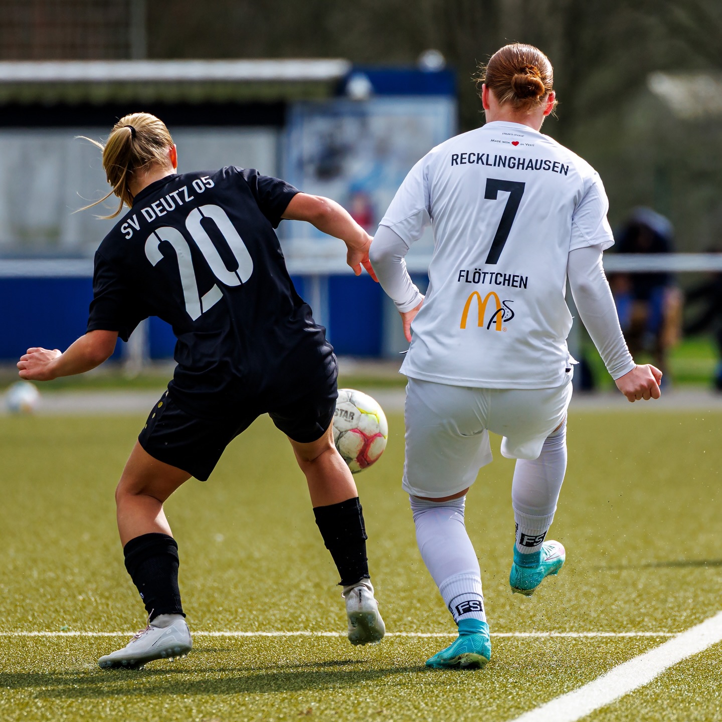 💙🤍 𝙃𝙚𝙞𝙢𝙨𝙞𝙚𝙜 💯 #𝙁𝙁𝘾𝘿𝙀𝙐 🥳
Unsere Frauen knüpfen an die erfolgreiche Winterpause nahtlos an. Mit einer souveränen Vorstellung erspielt sich das Team von Cheftrainer Björn Sobotzki und Co-Trainer Claudius Glania ein 3:1 gegen die @svdeutz05frauen.
Die tolle Entwicklung des gesamten Teams ist offensichtlich. Mit den zahlreichen Testspielerfolgen im Rücken treten die Mädels selbstbewusst auf und suchen stets den schnellen Weg nach vorn.
Auffällig ist die neu hinzugewonnene Abschlussqualität im Sturm. Wie in den Testspielen zuvor erzielten auch gegen Deutz die Stürmerinnen die Tore.
🥁 Glückwunsch 💙🤍 FFC 👏
🔜 SO 22.03.2026 TOP-Spiel
⏰ 15 Uhr
⚽️ #BVBFFC
Bilderbogen vom Heimsieg gegen Deutz 05
📸 @ric.baumert
@bele_construction_gmbh
@derbystar
@mcdonaldsde