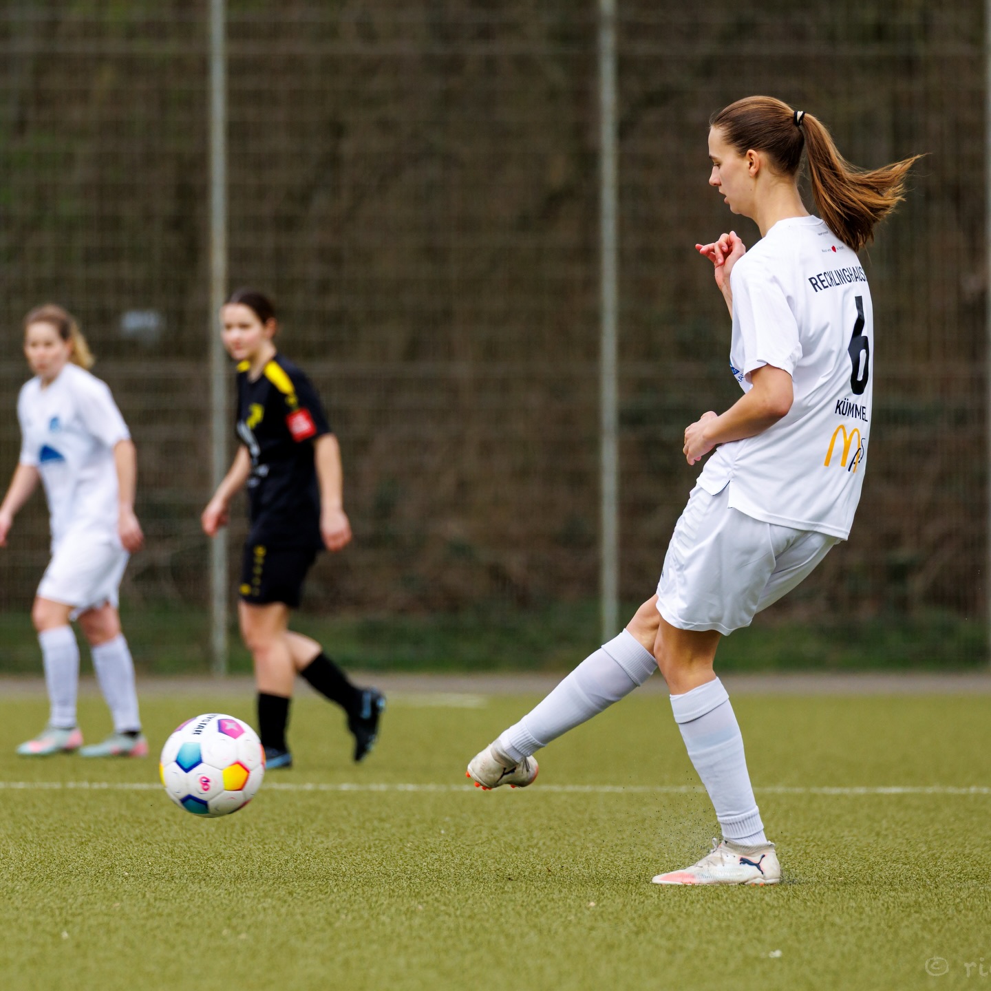 💙🤍 𝙃𝙚𝙞𝙢𝙨𝙞𝙚𝙜 💯 #𝙁𝙁𝘾𝘿𝙀𝙐 🥳
Unsere Frauen knüpfen an die erfolgreiche Winterpause nahtlos an. Mit einer souveränen Vorstellung erspielt sich das Team von Cheftrainer Björn Sobotzki und Co-Trainer Claudius Glania ein 3:1 gegen die @svdeutz05frauen.
Die tolle Entwicklung des gesamten Teams ist offensichtlich. Mit den zahlreichen Testspielerfolgen im Rücken treten die Mädels selbstbewusst auf und suchen stets den schnellen Weg nach vorn.
Auffällig ist die neu hinzugewonnene Abschlussqualität im Sturm. Wie in den Testspielen zuvor erzielten auch gegen Deutz die Stürmerinnen die Tore.
🥁 Glückwunsch 💙🤍 FFC 👏
🔜 SO 22.03.2026 TOP-Spiel
⏰ 15 Uhr
⚽️ #BVBFFC
Bilderbogen vom Heimsieg gegen Deutz 05
📸 @ric.baumert
@bele_construction_gmbh
@derbystar
@mcdonaldsde