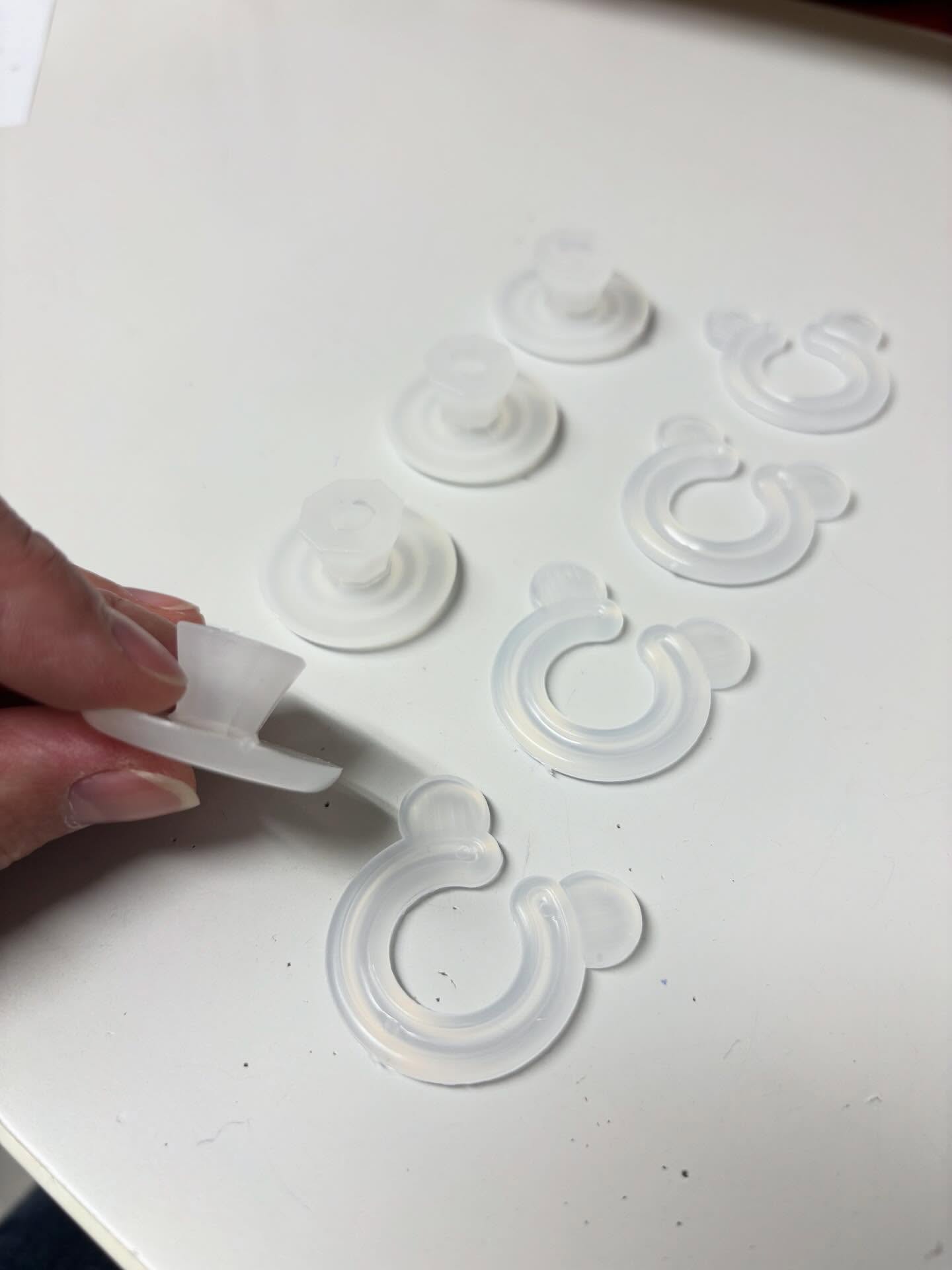 ? Nyt nää muoviset tatit tuli! ?
Kyseessä on peiton ja pussilakanan pidike.
? Laitoin puolison täkin kulmiin pidikkeet kokeeksi kiinni viime viikolla kun kuulemma se prkl peitto ei pysy siivosti pussilakanan sisällä vaan lähtee kävelemään.
? Tulos = toimii.
Pidikkeen tarkoitus on pitää peitto sekä lakana kiinni toisissaan.
Eli tatti osa tulee alapuolelle ja c-osa yläpuolelle joiden väliin jää siis peitto lakanoineen puristuksiin.
Myönnän muuten että olivat aika napakat laittaa kiinni mutta älä sie hermostu jos nämä intoudut hankkimaan ja yrität niitä väkerrellä paikalleen. Kyllä ne menee, ko sainha miekii ne kiinni ?
#karkaavapeitto
#peitonpidike
#peitteenpidike
#pussilakananklipsit
#kangasjaompelukone