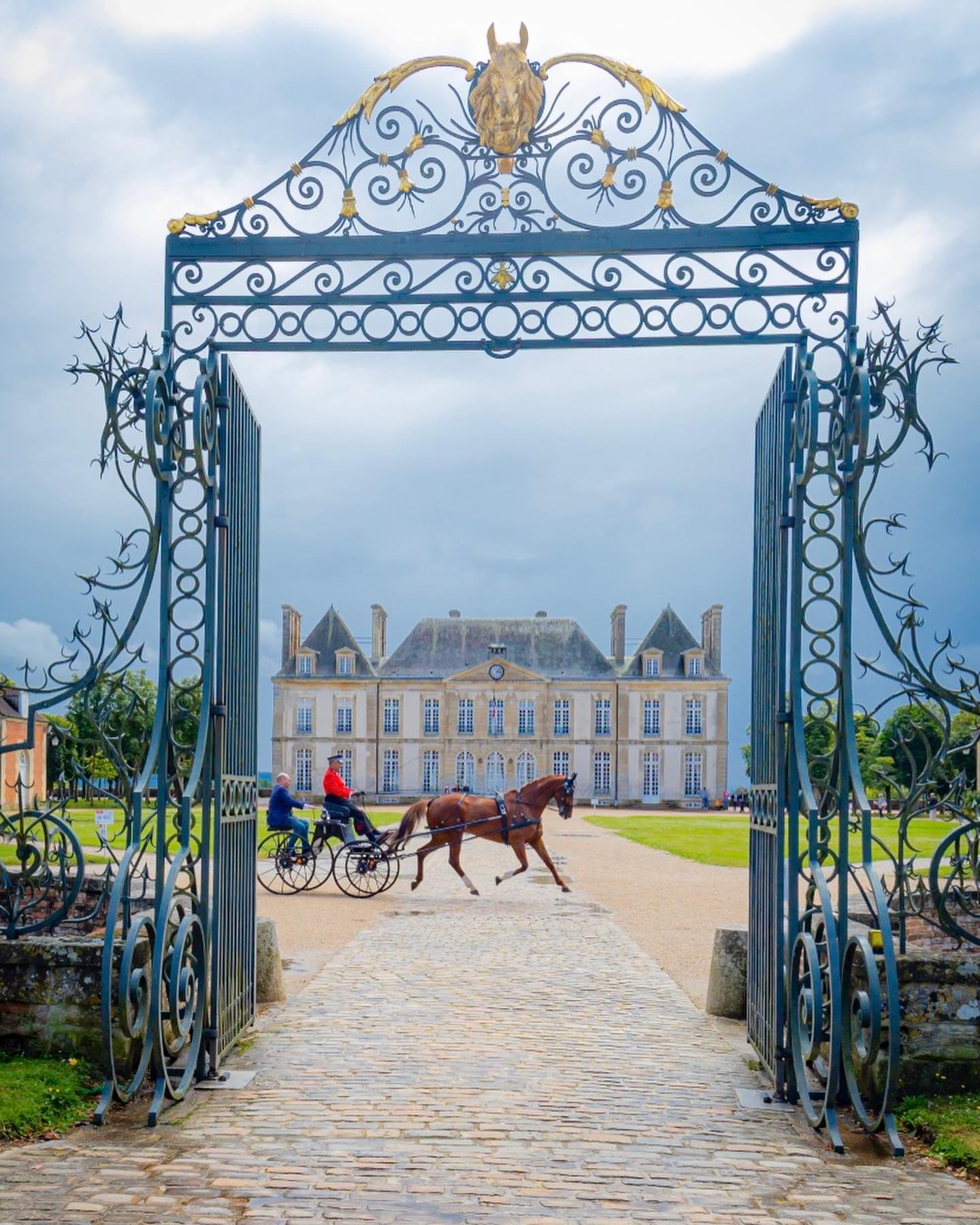 Maison Poursin - Le Haras national du Pin : rencontre exceptionnel de l’équipe Poursin au Haras du Pin! Accueil fabuleux de Fabrice Martin et son cheval Lanzaro, Champions du Monde 2022 d’Attelage avec les Boucleries Poursin! ( collection Lyre )
Un grand merci à Melanie Guillamot, Messieurs Leroux et Rousseau pour cette extraordinaire rencontre.
#harasnationaldupin #lepinauharas #melanieguillamotphotography #fabricemartin #lanzaro #attelage #boucleriePoursin #since1830