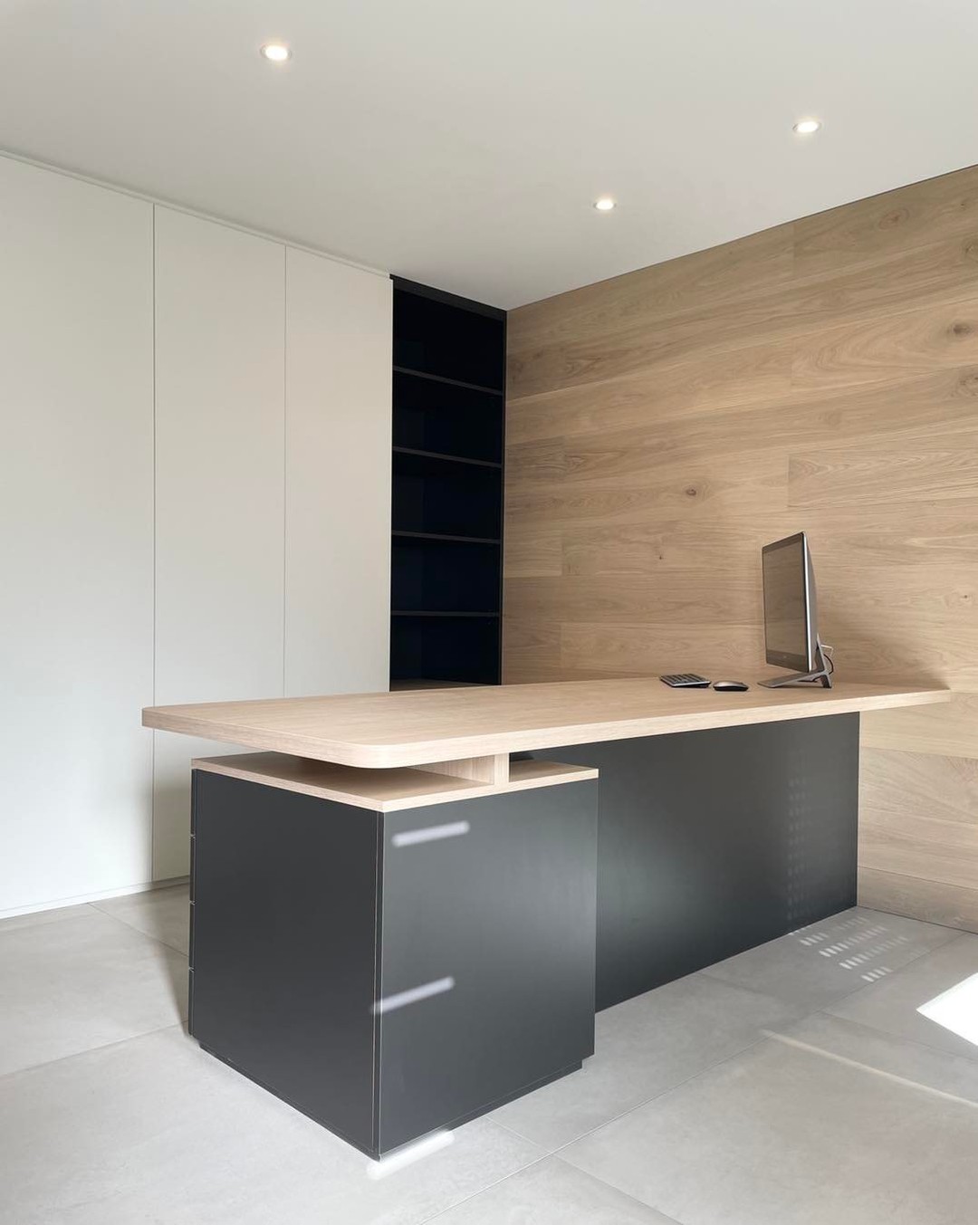 👉🏻 Conception et pose sur mesure d’un bureau pour un professionnel ✨
Ce bureau est composé :
➡️ d’un placard en blanc mat, offrant une multitude de rangements,
➡️ d’une colonne ouverte, noire
➡️ et d’un grand bureau alliant noir et chêne
-
Nous remercions notre client pour la confiance accordée ✅
-
Vous avez un projet d’aménagement professionnel ? N’hésitez pas à nous contacter !
Notre équipe reste à votre écoute et vous accompagne dans votre projet 🤝
📍Showroom : 19b rue des Marais à Kurtzenhouse
💻 https://www.menuiserieartco.fr
📞 03 88 72 13 56