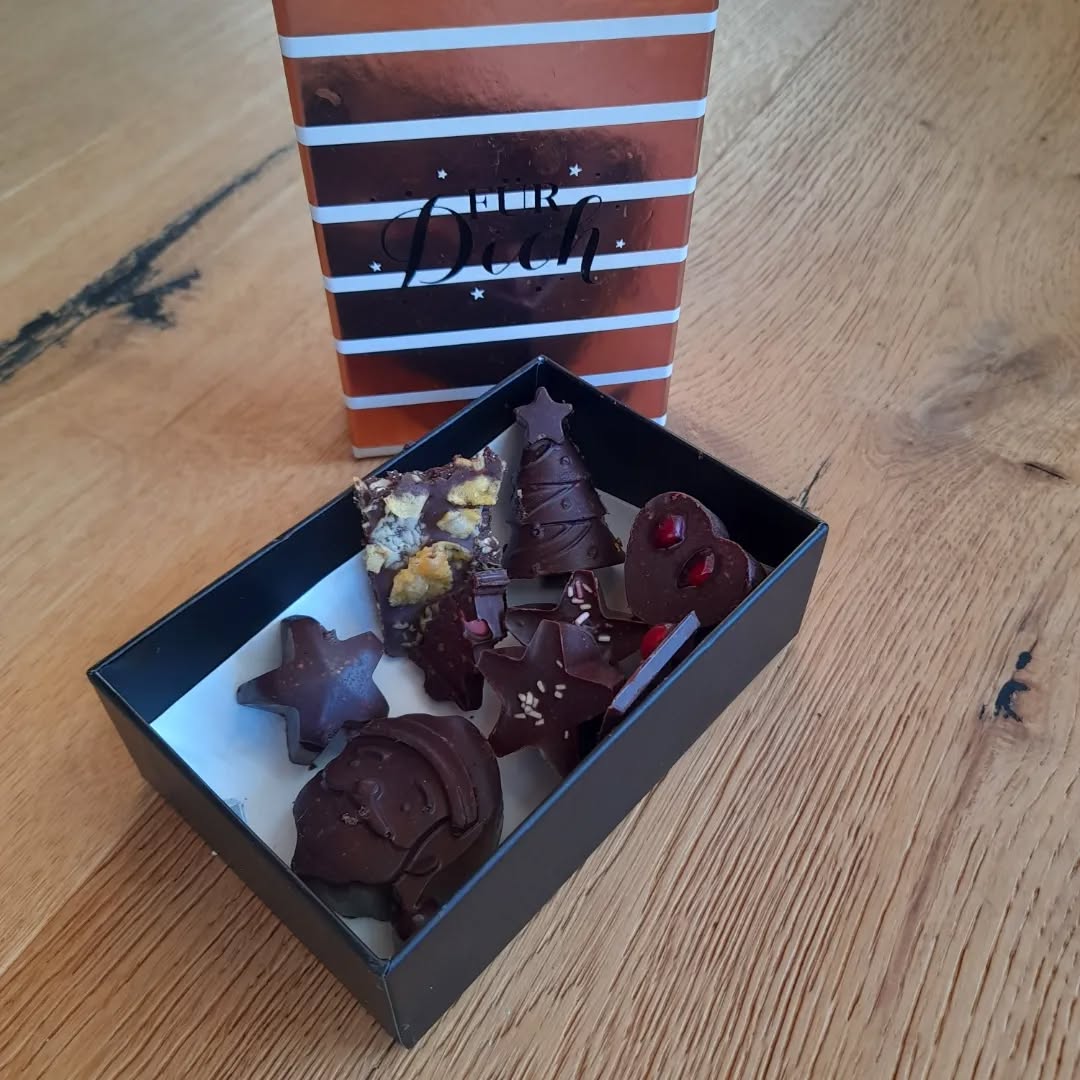 👉Selbst gemachte Schokolade 🍫
Das perfekte Weihnachts Geschenk
Und ist noch dazu gesund und lecker 💚💗
#selbstgemacht
#gesundesleben
#gesundundlecker
#präventivegesundheit
#weihnachtsgeschenke
#selbstgemachteweihnachtsgeschenke