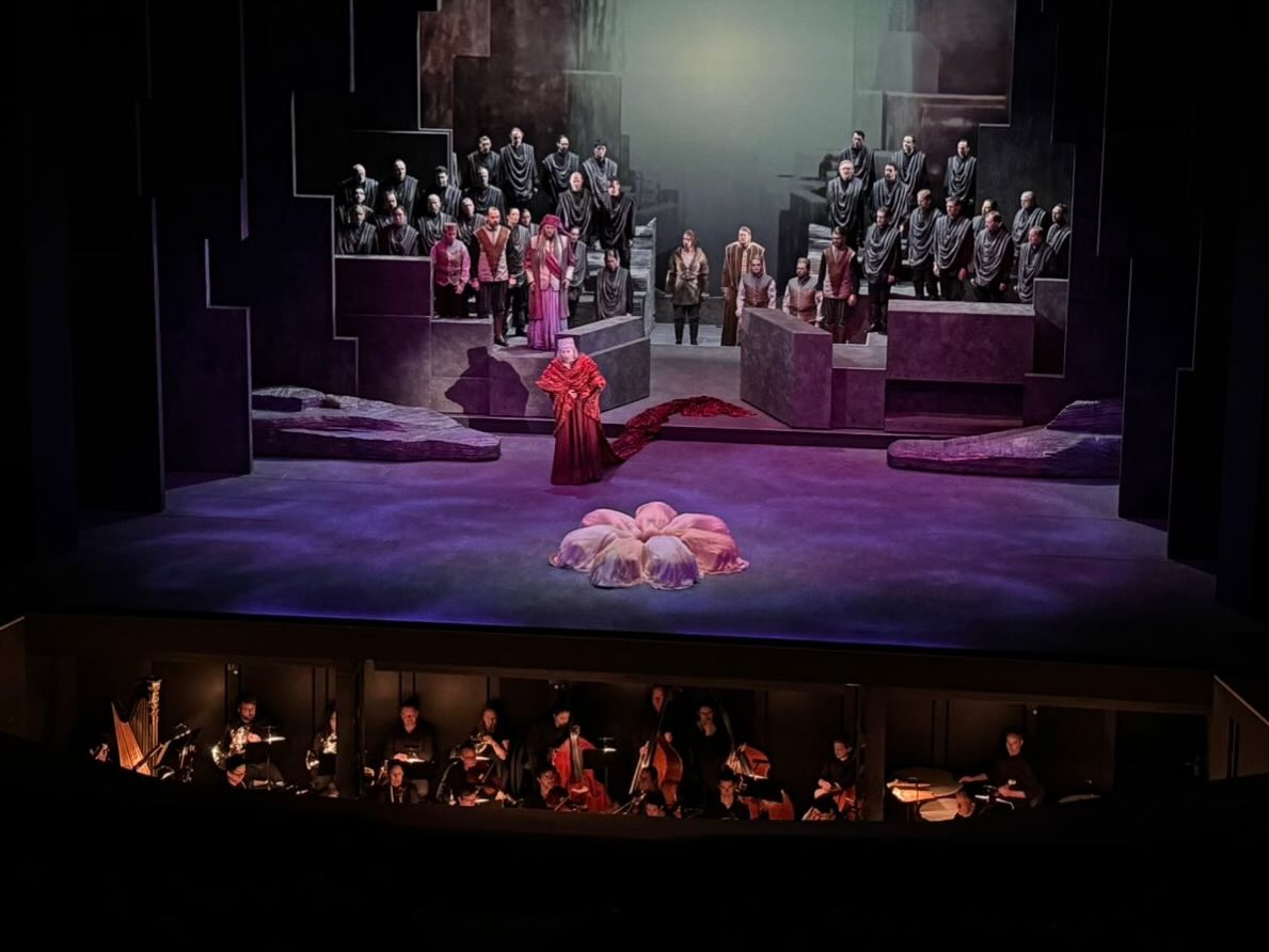 Parsifal am Goetheanum 🤩
Die heutige Wiederaufnahmepremiere von Wagners Parsifal am Goetheanum läuft bereits. Wir wünschen unserem Vokalwerk der Opernfestspiele Heidenheim und allen Beteiligten gutes Gelingen, ganz viel Spaß und Erfolg!
Inszenierung: @jasmin.solfaghari
Musikalisch Leitung: Roland Fister
Regie Eurythmie: Stefan Hasler
Bühne, Kostüm, Video: Walter Schütze
Chorleitung: @klippertandreas
@philharmonie.badenbaden
@goetheanum.eurythmie.ensemble
@elseklinkensemble
@maerchen_buehne
#permiere #oper #wagner