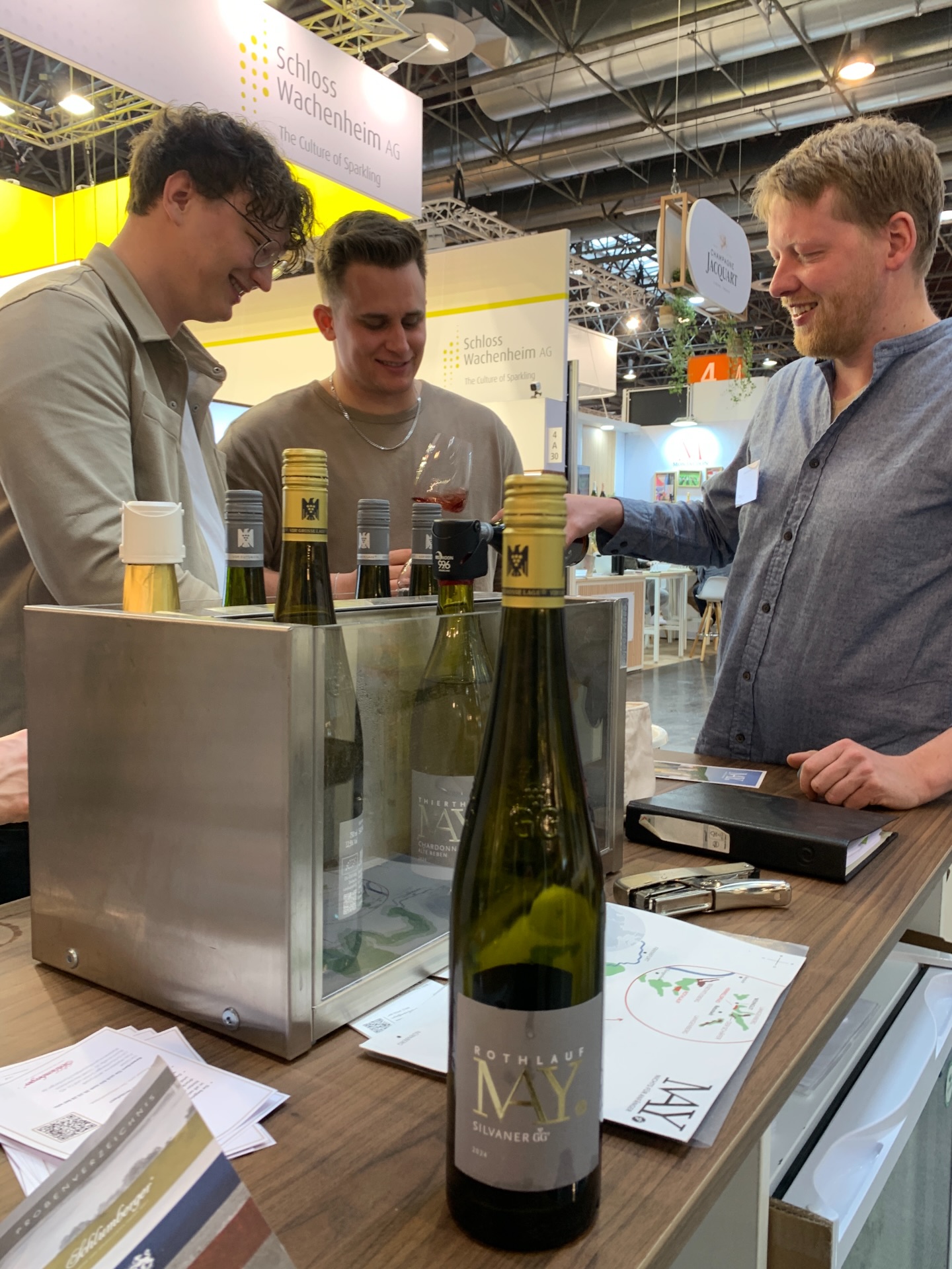 ProWein 2026 ist geschafft ?? Unser erstes Jahr am Stand von @diegueter.de, wir haben uns sehr gut aufgehoben gefühlt neben unseren Kollegen!
Es waren viele spannende Gespräche, bekannte und neue Gesichter und insgesamt ein paar erfolgreiche Tage. Danke an alle, die uns besucht haben!
Wer uns verpasst hat, wir sind auch auf der VDP.Weinbörse im Mainz im April. Bis dann ??
#prowein #prowein2026 #diegueter