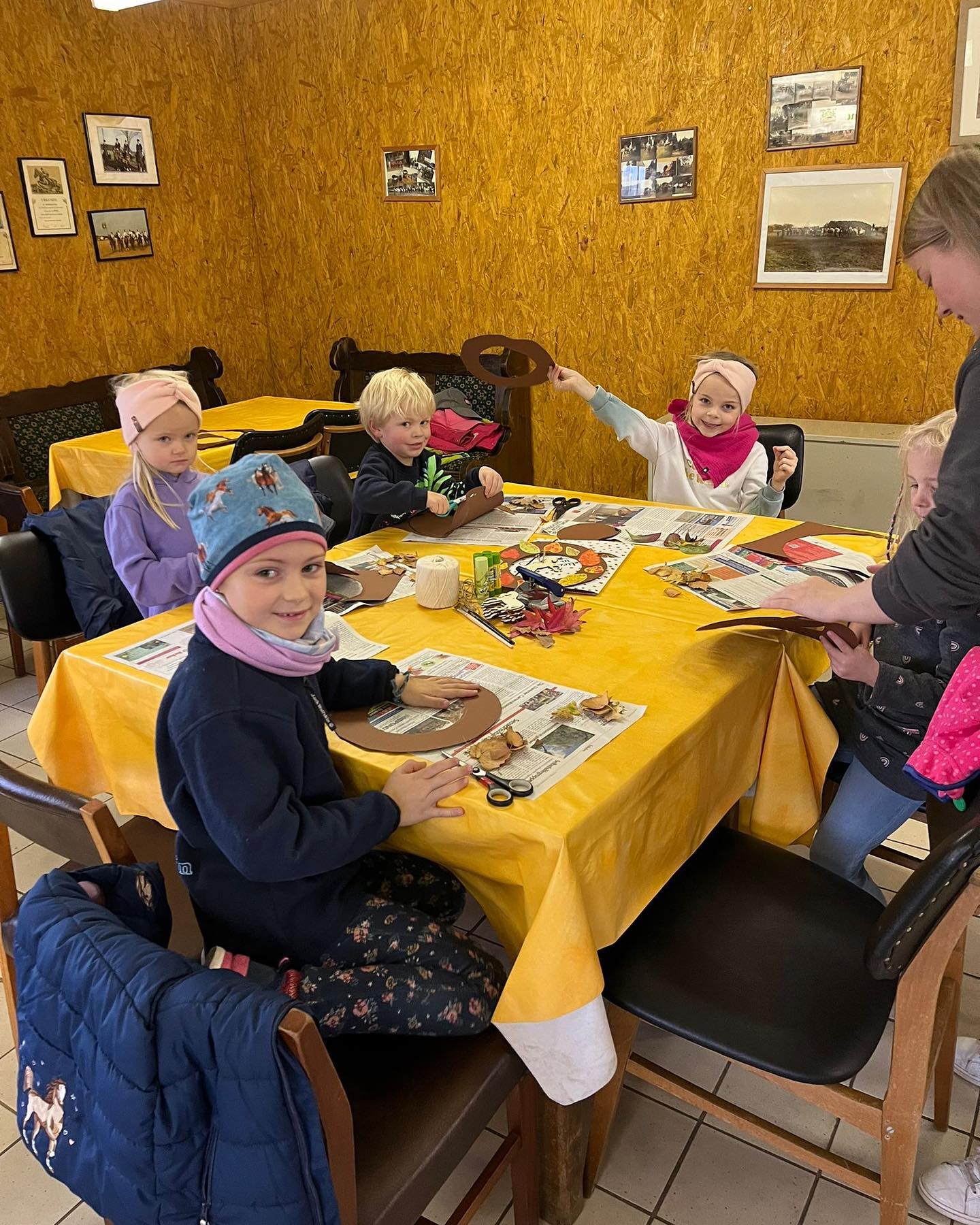 ? Basteln und Backen in der Reithalle ?
Am Wochenende haben die Jungs und Mädels fleißig mit Carina und Merrit gebastelt und Leckerlis gebacken. ??
Vielen Dank an unsere Jugendwarte Carina und Merrit für die Organisation und Durchführung.
#basteln #backen #reithalle #leckerlis #spaß