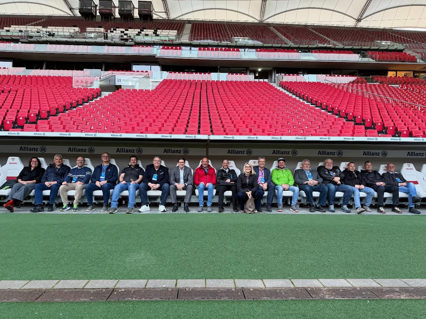 Obermeisterseminar 2026🎉👷🏻♂️
Am Freitag und Samstag ging es für unsere Obermeister aus Baden-Württemberg nach #Stuttgart📍
Neben dem Austausch zu aktuellen Themen aus der #Bauwirtschaft standen eine Führung durch die @mhparena.stuttgart und durch die Baustelle des neuen Hauptbahnhofs des Bauprojekts Stuttgart 21 auf dem Programm.⚽️🚧
Vielen Dank an die Teilnehmenden, die Bauinnungen und unsere Gastgeber❤️
#BauwirtschaftBW #BadenWürttemberg #Netzwerk