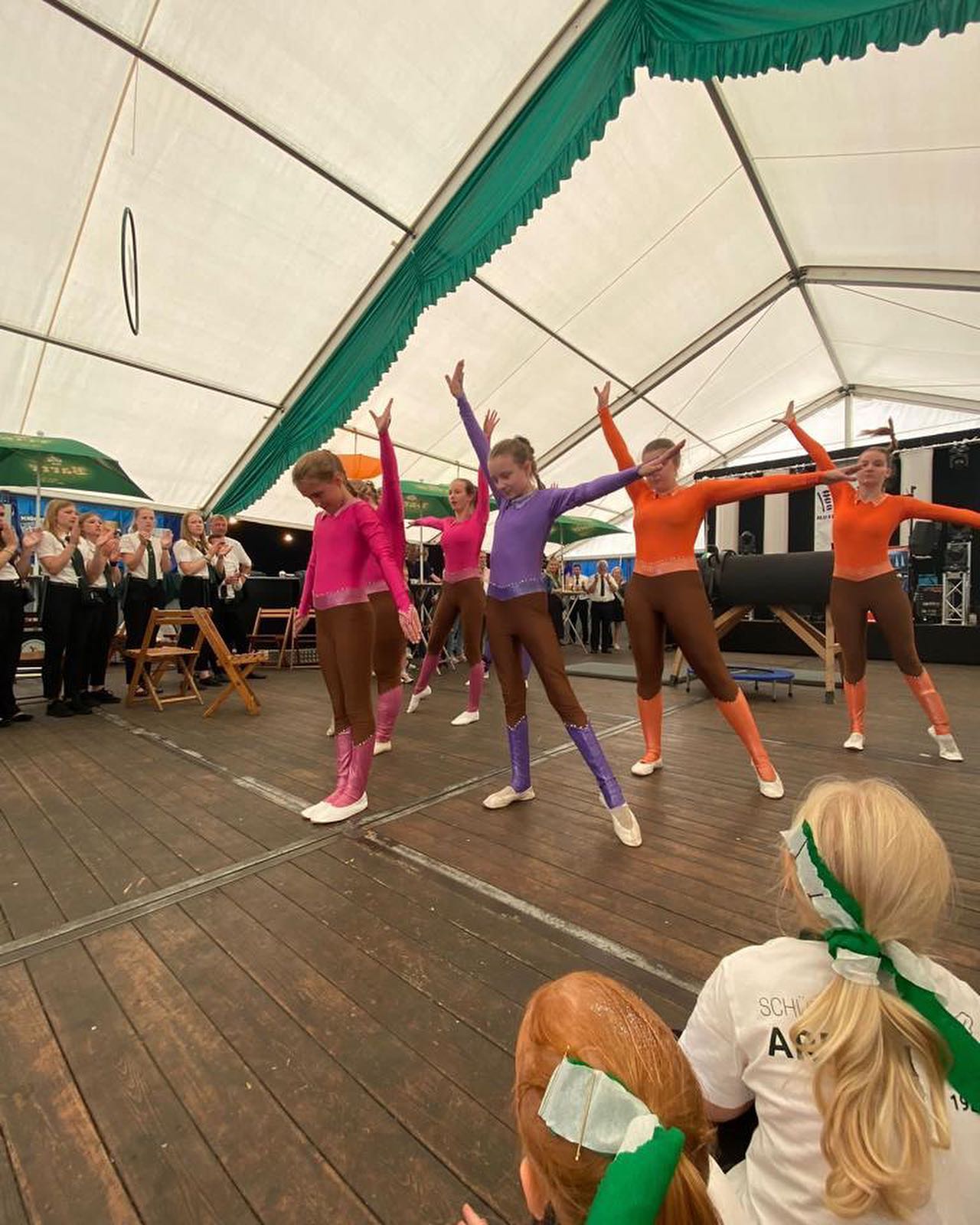 ??♂️ Auftritt Schützenfest Arrenkamp ??♂️
Am Wochenende hatten unsere Voltis einen kleinen Auftritt beim jährlichen Schützenfest des @schuetzenverein_arrenkamp ???
Wir hoffen es hatten alle Spaß beim zuschauen und wir konnten einen kleinen Einblick in unsere Volti Arbeit geben.
#voltigieren #auftritt #schuetzenfest #schuetzenverein #bock #turnen #kleinundgroß