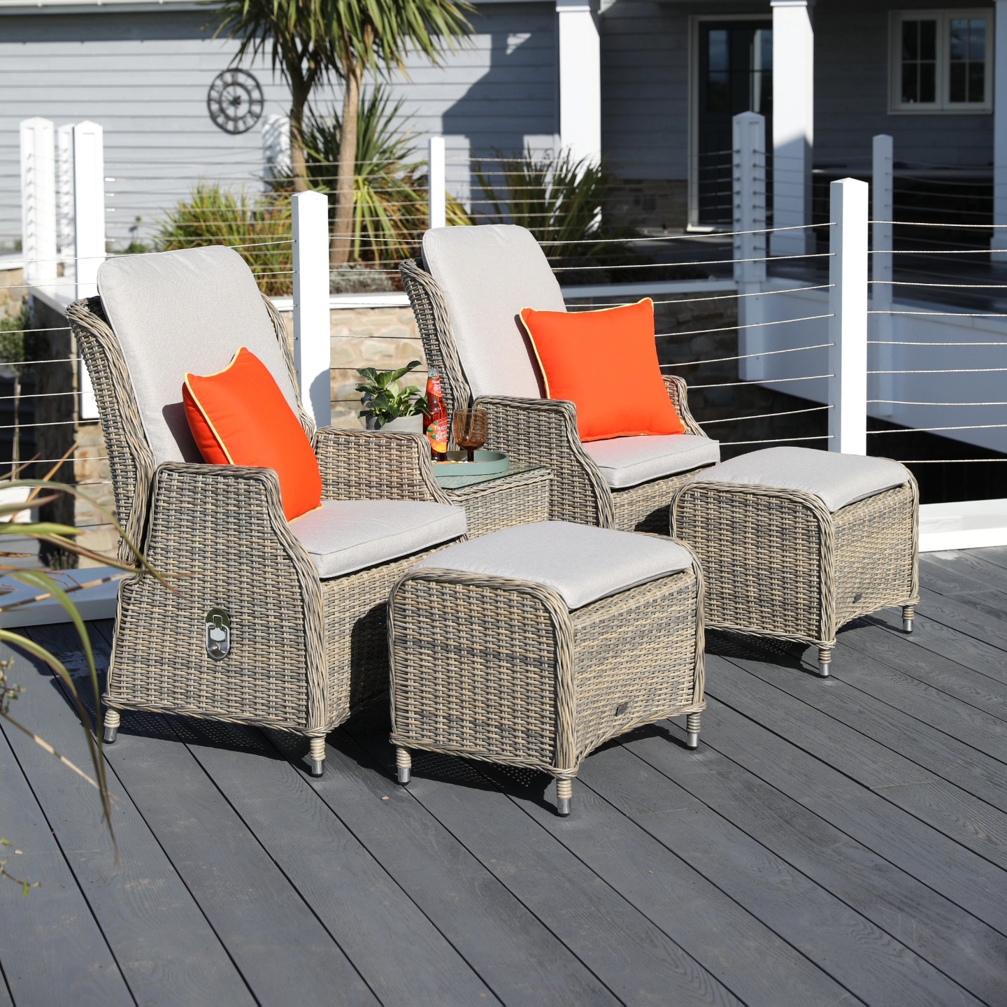 This weekend is all about feelings of warmth and playfulness, and we were drawn to the Florence Dual Recliner with footrests and an in-between table in dulcet, natural tones, brightened up with bold orange accessories ?
#gardeninspiration #gardenfurniture #gardeninspo #weekend #weekendmood