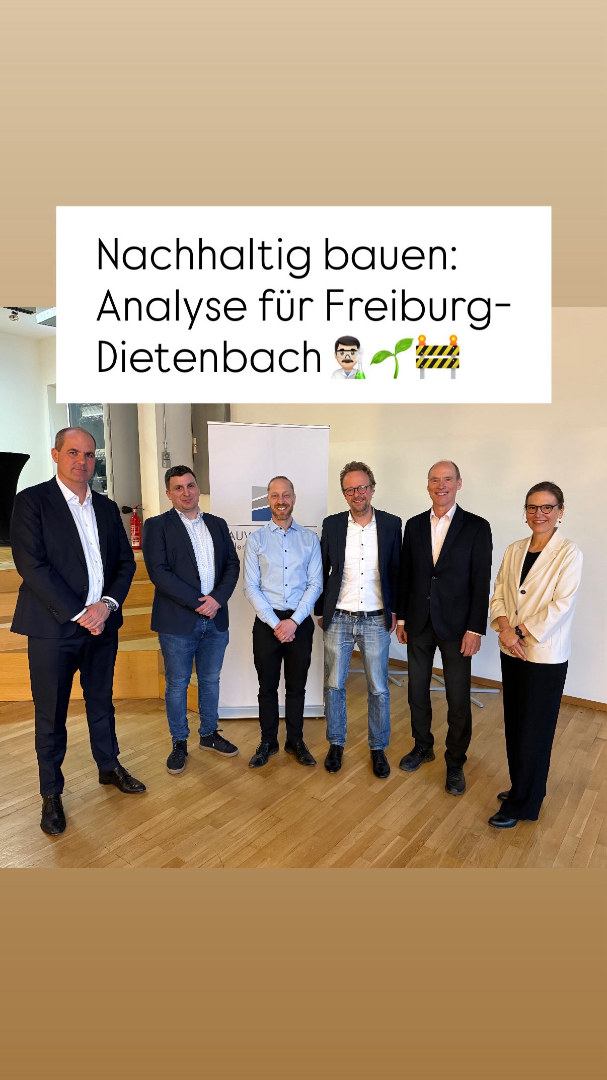 Wie gelingt nachhaltiges, soziales und ökologisches Bauen in der @stadt_freiburg?🤔
Wir haben uns mit dem neuen Stadtteil Dietenbach beschäftigt, dessen Bau bereits sichtbar ist. Gemeinsam mit der @werkgemeinschafthhk präsentierten wir eine Vergleichsrechnung, die zeigt, dass sowohl Holz- als auch Massivbau allein nicht die bessere oder klimafreundlichere Lösung für den Bau neuer Wohnhäuser sein kann.🪵🧱
Unsere Analyse belegt: Beim Bauvorhaben ist es wichtig, die Vorteile aller Baustoffe richtig einzusetzen. So gelingt effizientes und klimafreundliches Bauen für die Zukunft.🌱
Herzlichen Dank auch an die Referenten von @theobald_partner und @unika_gmbh_kalksandstein, die die Initiative mit ihren Vorträgen unterstützten.❤️
#Bauwirtschaft #BauwirtschaftBW #BadenWürttemberg #Nachhaltigkeit #Freiburg