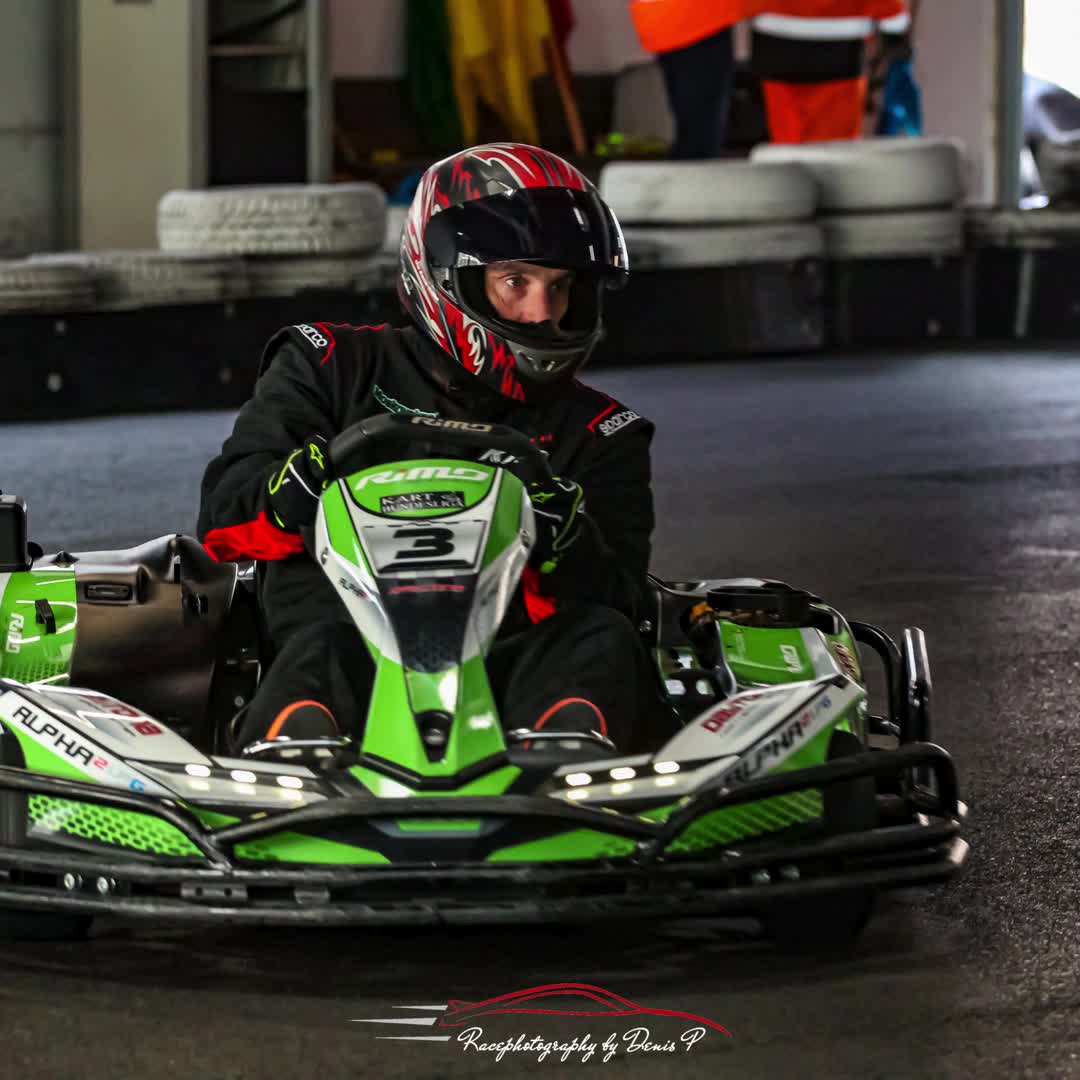 Unsere Berichte wären nur halb so viel wert ohne die Menschen, die mit der Kamera direkt an und neben der Strecke stehen.
Denn vieles von dem, was ein Rennwochenende wirklich ausmacht, passiert nicht nur auf der Strecke. Es sind die Momente in der Box, die konzentrierten Blicke vor dem Stint, die schnellen Handgriffe des Teams und die kleinen Augenblicke zwischen Fahrer und Crew. Genau diese Szenen sind es, die zeigen, wie viel Leidenschaft, Arbeit und Herzblut in unserem Sport steckt.
Dass wir diese Atmosphäre mit euch teilen können, verdanken wir den Profis hinter der Linse. Ein riesiges Dankeschön an Erik Forker und Robin Pilecki für ihr Gespür für den perfekten Moment. Ebenso danken wir Racephotography by Denis P , @frank_schuh_sportfoto und @racelense – echte Experten ihres Fachs, die sich längst der professionellen Motorsportfotografie verschrieben haben und von der Kartstrecke bis zur Nordschleife alles geben.
Ihr liefert nicht nur Bilder, ihr erzählt die Geschichte unseres Sports. Danke für die tolle Zusammenarbeit!
© Bilder im Video: Erik Forker, Robin Pilecki, Frank Schuh, Denis Petermann, Felix Arnold
#gottfriedschultzdormagen #ascautoservicecenter #blglogistics #BOBAutomobile #karosserieschrickel #Race4Hospiz #teamwork #teamspirit #TeamPower #KartingPower #KartingVibes #MotorsportLovers #MotorsportLiebe #karting #racephotographybydenisp #frank_schuh_sportfoto #racelense #justy_gtr #volvotreter