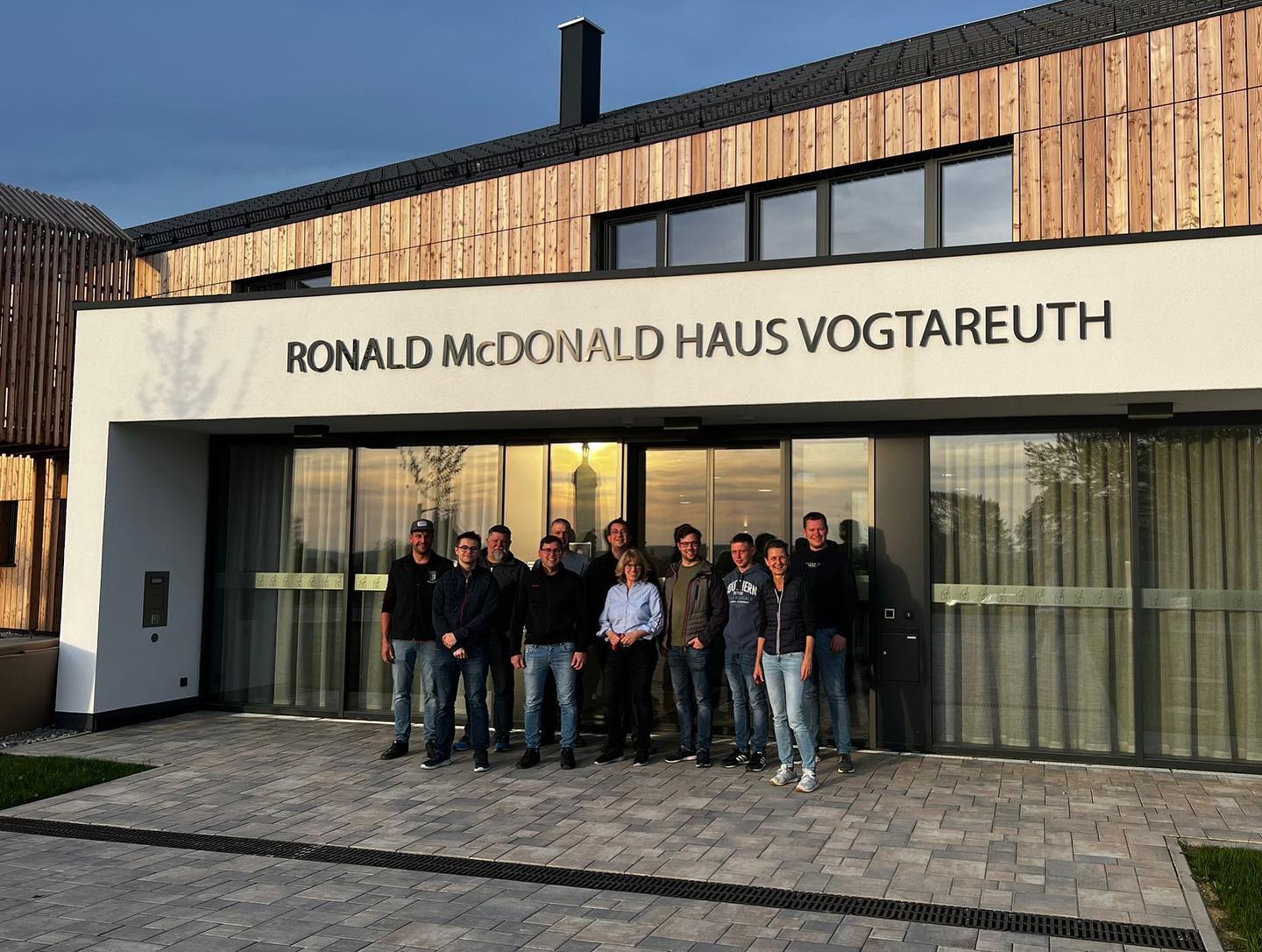 Anfang Mai durften unsere Gruppenführer das neue McDonald‘s Kinderhilfe-Haus in Vogtareuth besuchen.
Vielen Dank für die Einladung und die Führung durch die Räumlichkeiten und das Erklären der BMA. So sind wir im hoffentlich nicht eintreffenden Brandfall bestens gerüstet.
#ronaldmcdonaldhouse #kinderhilfe #vogtareuth #ffwvogtareuth #sunset #ehrenamt