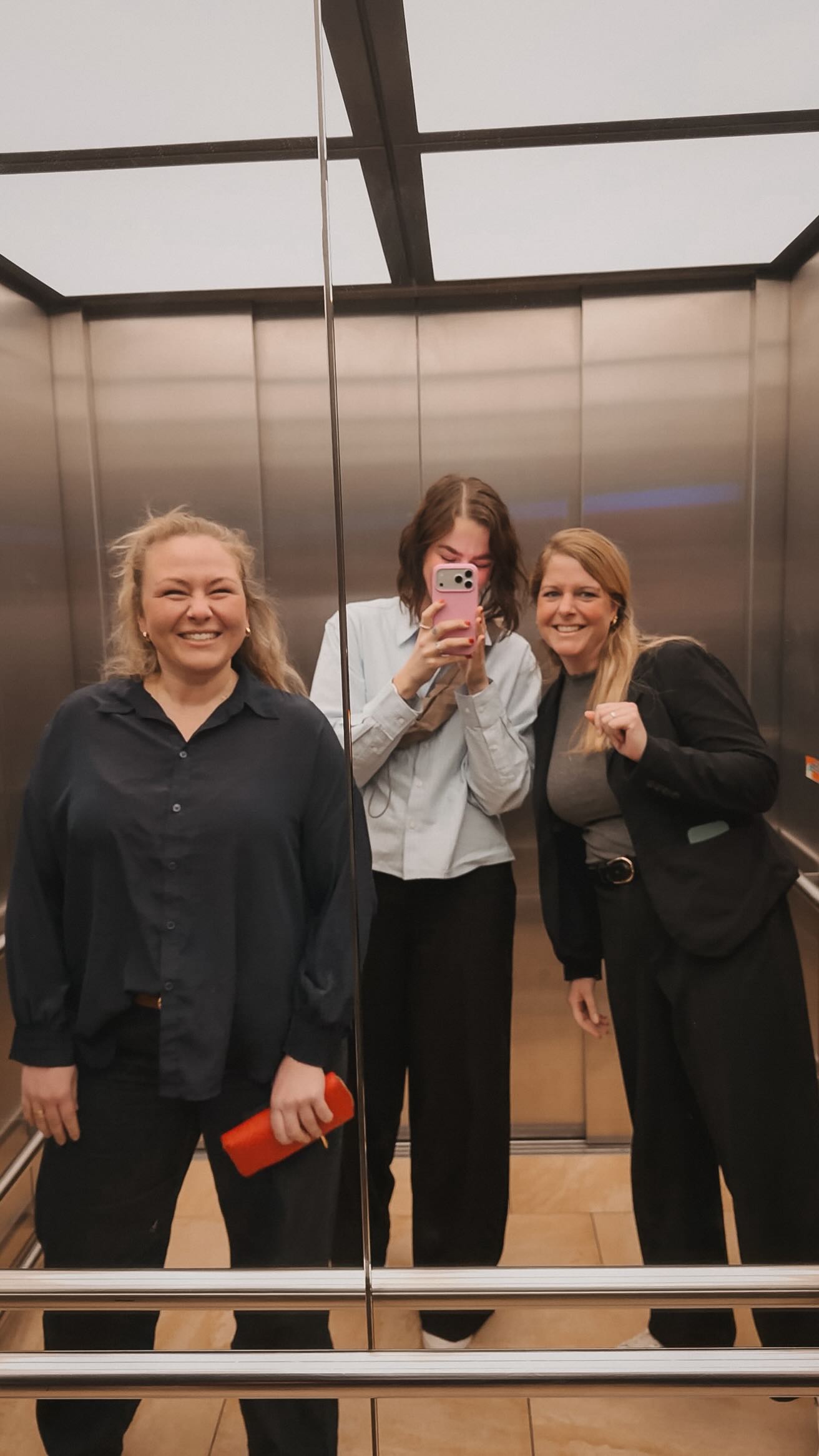 Heute haben wir nicht nur Outfits geshoppt, sondern kleine Momente gesammelt. Zwischen Lachen, Spiegelblicken und “das nehmen wir ALLE!” ist dieser Vlog entstanden – ein bisschen Chaos, ganz viel Herz und ganz viel wir! ???
#himmelspfortebestattungen #wirgehendieletztenschrittegemeinsam #bestatterinnenmitherz