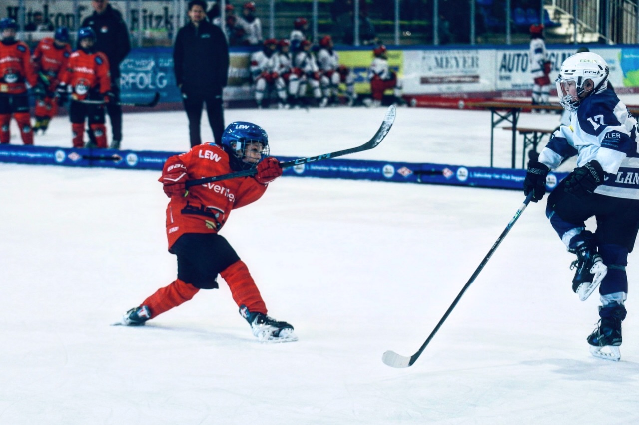Stern-Cup in Deggendorf ⭐️
Eine spannende Herausforderung für unsere U11, die überwiegend mit Jungjahrgängen an den Start ging.
In den meisten Spielen konnten wir auf Augenhöhe mithalten.
Einige Begegnungen konnten unsere Kids nutzen, um wertvolle Erfahrungen zu sammeln und weiter zu wachsen. 🏒
Am Ende belohnen wir uns bei 8 teilnehmenden Teams mit einem starken 5. Platz 👏
Nach zwei intensiven Tagen voller Höhen und Tiefen traten unsere Kids gut gelaunt die Heimreise an.
THE DEVELOPMENT CONTINUES ❤️💚🤍
#nurderaev #zukunfteishockey