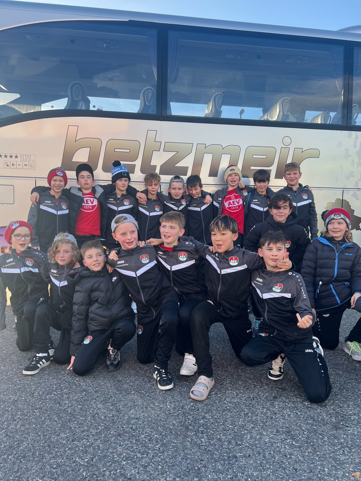AEV U13 II – Eine besondere Bayernliga‑Premiere geht zu Ende
Eine ereignisreiche, lehrreiche und am Ende erfolgreiche erste Bayernliga‑Saison unserer U13 II liegt hinter uns.
Im vergangenen Sommer wagte das Trainerteam erstmals den Schritt, die zweite U13‑Mannschaft in der Bayernliga zu melden. Ein mutiger Schritt – und einer, der sich gelohnt hat.
Trainer Timo Sturm zieht ein klares Fazit:
Die Mannschaft hat die Erwartungen nicht nur erfüllt, sondern deutlich übertroffen.
In der Vorrunde verpasste das Team nur knapp die Platzierungsrunde I – es fehlte wirklich nicht viel. Doch die Kids ließen sich davon nicht bremsen. In der Rückrunde stabilisierte sich die Mannschaft weiter, steigerte sich von Spiel zu Spiel und zeigte, was in ihr steckt. Natürlich gab es auch Durchhänger, aber eines war immer spürbar: Spaß, Teamgeist und Leidenschaft für den Sport.
Ein riesiges Dankeschön geht an:
• Timo Sturm unserem Coach, sowie das gesamte Trainerteam der U13: Richard Künnemann und Torsten Fendt – für euren unermüdlichen Einsatz, eure Geduld und eure Begeisterung.
• Unser starkes Betreuerteam sowie die beiden Mannschaftsführer Holger und Nicole.
• Und nicht zuletzt an alle Eltern, die Woche für Woche Zeit, Energie und finanzielle Mittel investieren, damit die Kinder diesen großartigen Sport ausüben können.
Ihr alle seid ein Teil dieses Erfolgs.
Danke für eine Saison, die uns sehr viel Spaß bereitet hat.
#ZukunftEishockey #NurDerAEV #AEVu13 #SportinAugsburg #AugschburgerJungs
