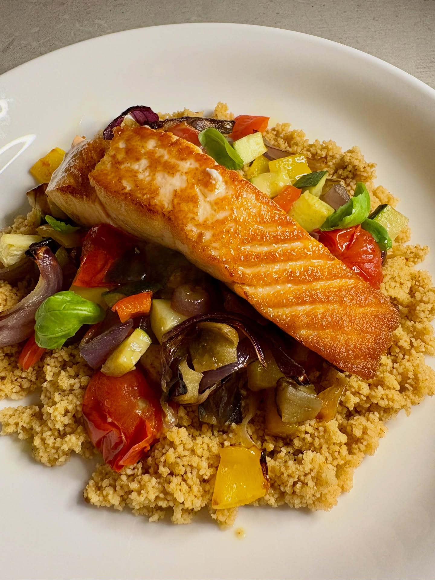 Bit of a recipe experiment tonight and thankfully we absolutely loved it ? Made a roasted ratatouille by roasting aubergine, red onion, red and yellow peppers, courgettes, tomatoes and garlic in olive oil. Wizzed up some Ras el hanout spiced couscous, topped it with the ratatouille and a pan fried salmon fillet. Such a great combo and quite a surprise it worked so well???
#salmon #healthyeating #lowcholesterol