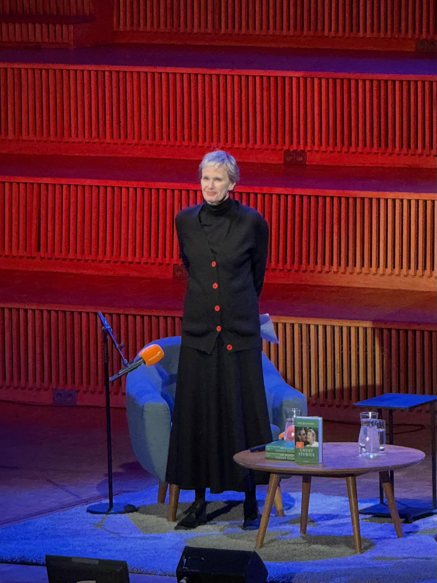Siri Hustvedt at the Haus des Rundfunks with ‘Ghost Stories‘ on the missing ‘and‘ in her life, grief, love, writing, but also US fasci$m and the opposition (loud applause). Beautifully moderated by Thomas Böhm and read by Martina Gedeck—and concluding with Siri Hustvedt herself reading. What a great evening, ‘Schöne Lesung’, indeed –
Siri Hustvedt, ‘Ghost Stories‘ erschienen @rowohltverlag. Dt. Übersetzung von Grete Osterwald und Uli Aumüller.
#sirihustvedt #ghoststories #rowohlt #literarytranslation #translation