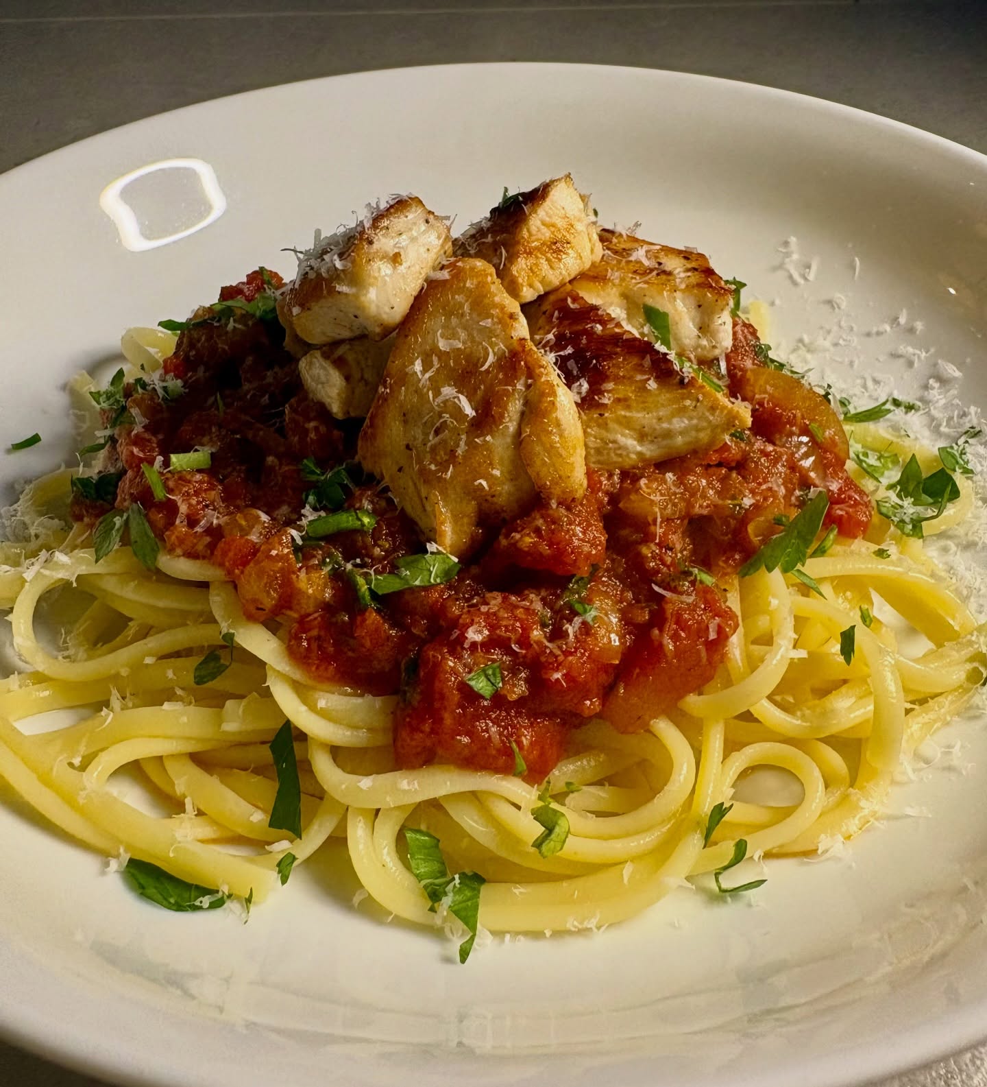 Well we seem to have picked up a bug on the train, so this is a meal from earlier in the week before the lurgy hit! Linguine with a rich tomato sauce and pan fried chicken, because I must be the only person who still doesn’t have an air fryer! Sautéed onions and garlic before adding chopped tomatoes, dried oregano, sun-dried tomato paste, red wine vinegar, brown sugar, seasoning and fresh basil. It’s a lovely sauce that’s goes so well with so many things - chicken, meatballs, prawns - that I always make a large batch and put some in the freezer.
Chopped tomatoes - @ciriouk
Sun-dried tomato paste - @sacla_uk
Oregano - @bartingredients
Red wine vinegar - @aspallvinegar
#italianfood #pasta #tomatosauce
