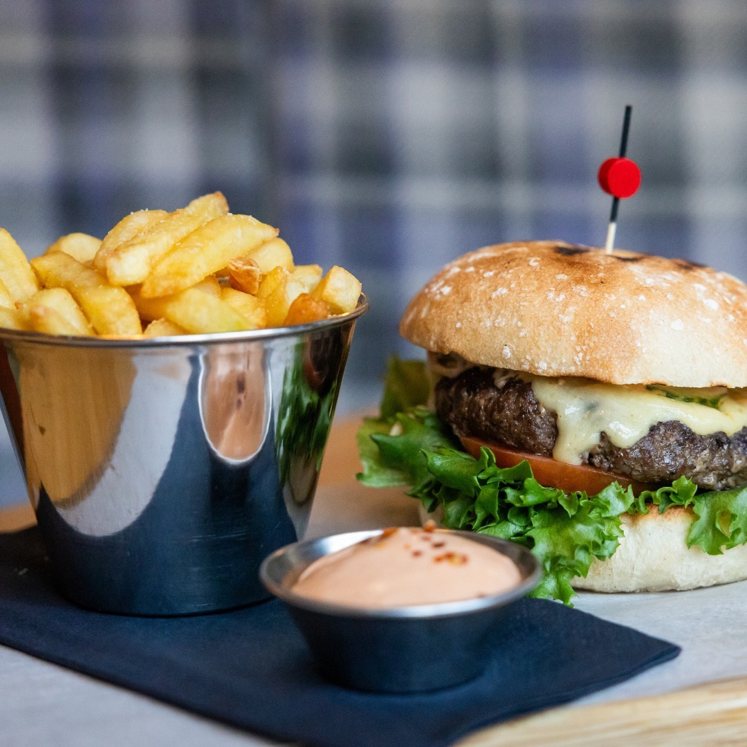 Hamborgari og bjór ? ??
Á Slippbarnum er Happy Hour alla daga frá kl. 15-18 og bjór á aðeins 1000kr.
Þá er tilvalið er að skella sér í djúsí Slippborgara og jafnvel kjúklingavængi líka ??
Sjáumst á Slippbarnum⛴️
