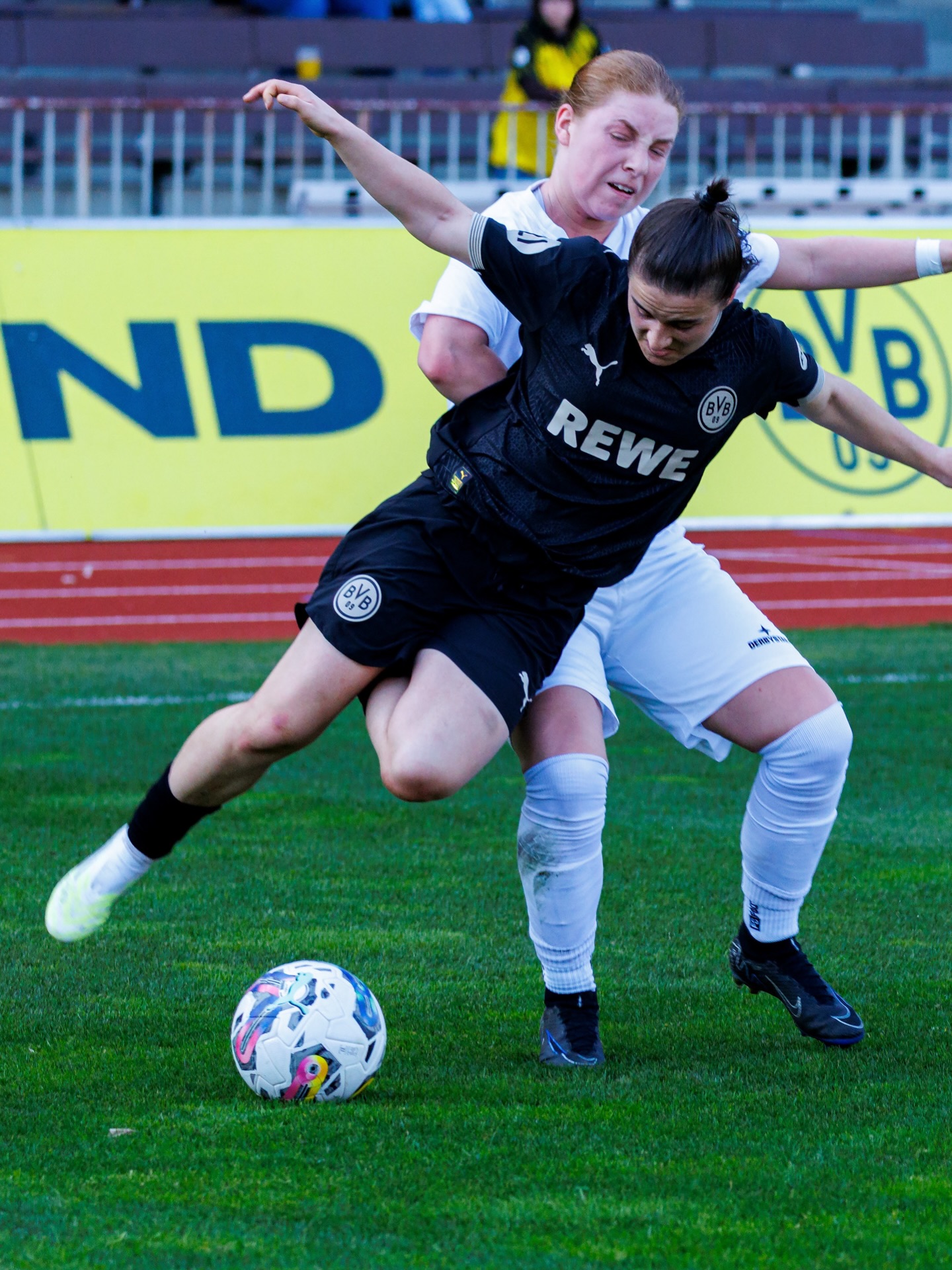 𝙁𝙁𝘾 𝙩𝙧𝙤𝙩𝙯𝙩 𝙙𝙚𝙢 𝘽𝙑𝘽 𝙫𝙤𝙧 𝙜𝙧𝙤𝙨𝙨𝙚𝙧 𝙆𝙪𝙡𝙞𝙨𝙨𝙚 𝙡𝙖𝙣𝙜𝙚
💙🤍 Bei Kaiserwetter waren unsere Frauen zu Gast bei den @bvb09frauen. Das Stadion Rote Erde mit knapp 1.800 Zuschauern bot eine prächtige Kulisse. Die Gastgeberinnen liefen zum 100-jährigen Jubiläum des Stadions Rote Erde mit Sondertrikot auf.
Mit Einlaufkindern an der Hand ging’s voll motiviert auf den gut gewässerten Rasen.
Kapitänin @kathi_prinz_ machte das Team nochmal heiß.
Das Team von Cheftrainer Björn Sobotzki zeigte sich von Beginn an kämpferisch und bot dem Aufstiegsaspiranten die Stirn.
Der BVB agierte sehr ballsicher und mit klarem Zug zum Tor, sie wollten schnell das erste Tor, was in Minute 14 dann auch gelang.
Davon noch unbeeindruckt hielt der FFC die gesamte erste Halbzeit bärenstark dagegen und nahm als Ergebnis einer großen Teamleistung den knappen Rückstand mit in die Kabine. 💪🏼
Das Ziel für Halbzeit 2 war klar: den BVB weiter ärgern und womöglich sogar mit einem eigenen Treffer überraschen.
Bis zur 65. min gelang das auch sehr gut, so lange blieb es bei dem knappen 1:0 für den BVB.
Nach personellen Wechseln auf beiden Seiten veränderte sich das Spiel dann jedoch auf die Seite der in schwarz spielenden Dortmunderinnen. In Minute 65 folgte das 2:0 für den BVB.
Die Einwechslung von Stürmerin Rita Schumacher zeigte in der Folge spürbar Wirkung. Der Druck des BVB nahm mit dem 2:0 im Rücken deutlich zu.
Dennoch gelang unserer Larissa Henkel @_lxrissa_07 ein sehr schönes Kopfballtor, was unglücklicherweise vom Schiedrichterteam nicht anerkannt wurde (Stürmerfoul an Torhüterin). Das Tor hätte nochmal Spannung erzeugt.
Stattdessen folgten von in den letzten 15 Minuten nochmal 4 Treffer der BVB-Frauen zum am Ende leider deutlich zu hohen 6:0-Sieg.
👉 Glückwunsch den @bvb09frauen 👍
📸 @ric.baumert
@bele_construction_gmbh
@derbystar
@mcdonaldsde