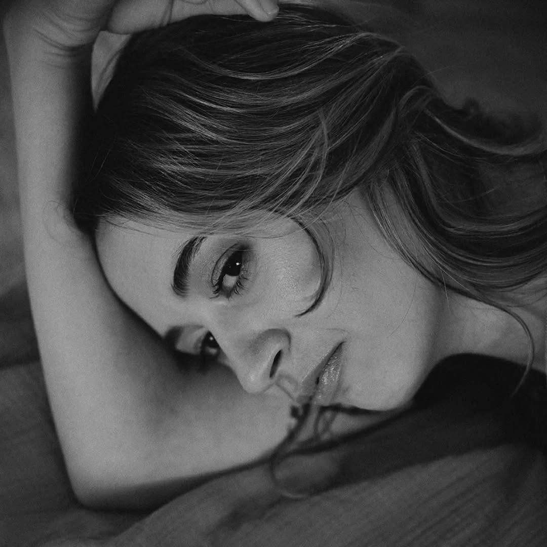 Ces dernières semaines, vous êtes nombreuses à avoir franchi le pas.
À avoir osé prendre du temps pour vous
Un moment suspendu, pour se reconnecter, pour prendre soin de soi, pour se pardonner parfois et avancer.
Je vous remercie mille fois de me faire confiance
Ces séances vous font du bien et par ricochet à moi aussi 😊.
À qui le tour ?
#portrait #portraitfeminin #photographeboudoir #photographedordogne #photographeportrait photographelotetgaronne biron photographebiron
selflove feminite confianceensoi femme acceptation bienveillance studiobiron
homestudio