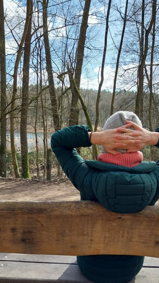 Jetzt entspann Dich doch mal!
So einfach ist es oft nicht.
Dein System läuft ständig auf Hochtouren.
Anspannung ist längst zum Normalzustand geworden.
Und dann soll Dein Körper von jetzt auf gleich loslassen.
Am besten schnell – denn viel Zeit ist nicht.
Wenn es Dir - wie vielen Menschen - schwerfällt, wirklich zu entspannen...
Dann bedeutet das nicht
- dass Du keine Entspannung brauchst.
- dass Du nicht entspannen kannst.
Es zeigt eher, dass Dein Körper lange im Aktivmodus war und erst wieder lernen darf, zur Ruhe zu kommen.
Schritt für Schritt.
Ohne Druck.
In Deinem Tempo.
Wenn Du willst, begleite ich Dich dabei.
Herzlich,
Christine
In Verbindung mit uns selbst treffen wir die stimmigsten Entscheidungen.
Für mehr Inspiration rund um Selbstfürsorge bei Stress und innerem Druck folge mir hier gern.