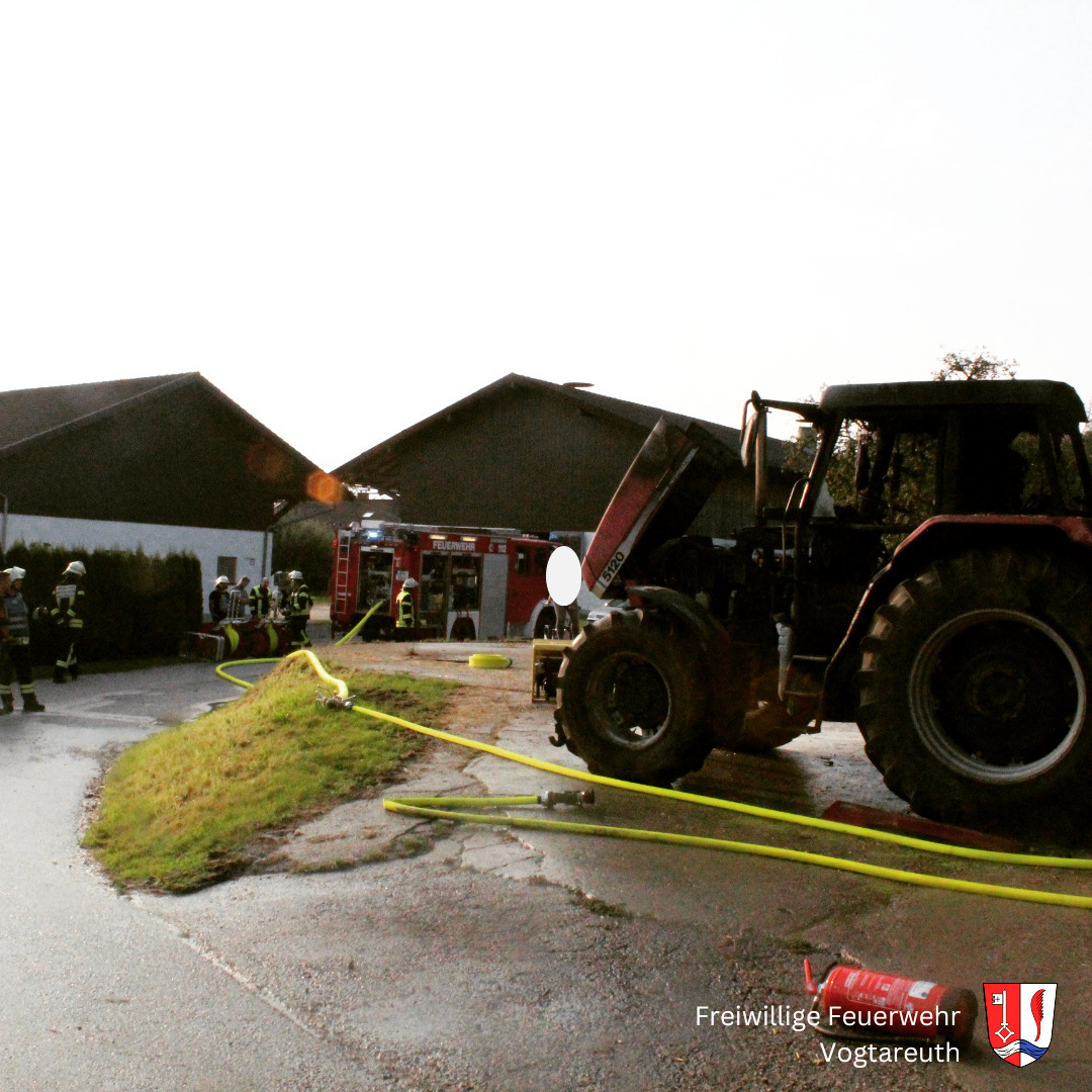 ? Einsatzbericht: Brand auf Bauernhof in Vogtareuth ?
Heute Morgen um 7:15 Uhr wurden wir zu einem brisanten Einsatz gerufen: „Brand Bauernhof B4“! Auf einem landwirtschaftlichen Anwesen in Vogtareuth stand ein Traktorgespann in Flammen. Dank der schnellen und beherzten Reaktion des Landwirts, der den Brand mit Feuerlöschern eindämmte und den Traktor mit einem weiteren Fahrzeug ins Freie zog, konnte Schlimmeres verhindert werden.
Unser Team übernahm das Ablöschen des Traktors und kontrollierte das Gebäude sorgfältig auf Wärmeentwicklung. Besonders wichtig: Wir belüfteten den angrenzenden Stall mit Drucklüftern, damit die Tiere weiterhin sicher und mit frischer Luft versorgt waren. ??
Ein großer Dank geht an alle Hilfskräfte und weiteren Feuerwehren für die schnelle und effektive Zusammenarbeit! ?
@feuerwehrzaisering
@ffwprutting
@feuerwehr_schlossberg
@feuerwehr_stephanskirchen
@feuerwehr.soechtenau
@feuerwehr.bad.endorf
#feuerwehr_vogtareuth #team112 #wirfürvogtareuth #brand #traktor #einsatz #feuerwehreinsatz #ehrenamt #112 #feuerwehr
