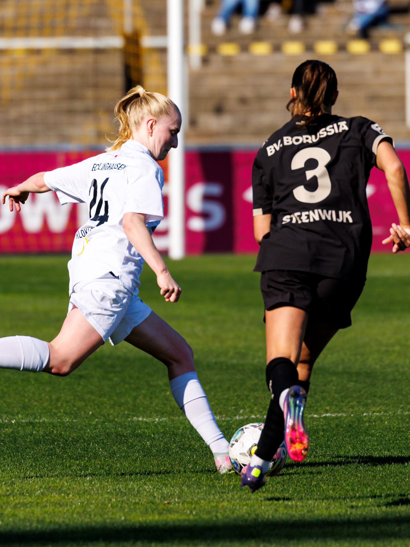 𝙁𝙁𝘾 𝙩𝙧𝙤𝙩𝙯𝙩 𝙙𝙚𝙢 𝘽𝙑𝘽 𝙫𝙤𝙧 𝙜𝙧𝙤𝙨𝙨𝙚𝙧 𝙆𝙪𝙡𝙞𝙨𝙨𝙚 𝙡𝙖𝙣𝙜𝙚
💙🤍 Bei Kaiserwetter waren unsere Frauen zu Gast bei den @bvb09frauen. Das Stadion Rote Erde mit knapp 1.800 Zuschauern bot eine prächtige Kulisse. Die Gastgeberinnen liefen zum 100-jährigen Jubiläum des Stadions Rote Erde mit Sondertrikot auf.
Mit Einlaufkindern an der Hand ging’s voll motiviert auf den gut gewässerten Rasen.
Kapitänin @kathi_prinz_ machte das Team nochmal heiß.
Das Team von Cheftrainer Björn Sobotzki zeigte sich von Beginn an kämpferisch und bot dem Aufstiegsaspiranten die Stirn.
Der BVB agierte sehr ballsicher und mit klarem Zug zum Tor, sie wollten schnell das erste Tor, was in Minute 14 dann auch gelang.
Davon noch unbeeindruckt hielt der FFC die gesamte erste Halbzeit bärenstark dagegen und nahm als Ergebnis einer großen Teamleistung den knappen Rückstand mit in die Kabine. 💪🏼
Das Ziel für Halbzeit 2 war klar: den BVB weiter ärgern und womöglich sogar mit einem eigenen Treffer überraschen.
Bis zur 65. min gelang das auch sehr gut, so lange blieb es bei dem knappen 1:0 für den BVB.
Nach personellen Wechseln auf beiden Seiten veränderte sich das Spiel dann jedoch auf die Seite der in schwarz spielenden Dortmunderinnen. In Minute 65 folgte das 2:0 für den BVB.
Die Einwechslung von Stürmerin Rita Schumacher zeigte in der Folge spürbar Wirkung. Der Druck des BVB nahm mit dem 2:0 im Rücken deutlich zu.
Dennoch gelang unserer Larissa Henkel @_lxrissa_07 ein sehr schönes Kopfballtor, was unglücklicherweise vom Schiedrichterteam nicht anerkannt wurde (Stürmerfoul an Torhüterin). Das Tor hätte nochmal Spannung erzeugt.
Stattdessen folgten von in den letzten 15 Minuten nochmal 4 Treffer der BVB-Frauen zum am Ende leider deutlich zu hohen 6:0-Sieg.
👉 Glückwunsch den @bvb09frauen 👍
📸 @ric.baumert
@bele_construction_gmbh
@derbystar
@mcdonaldsde