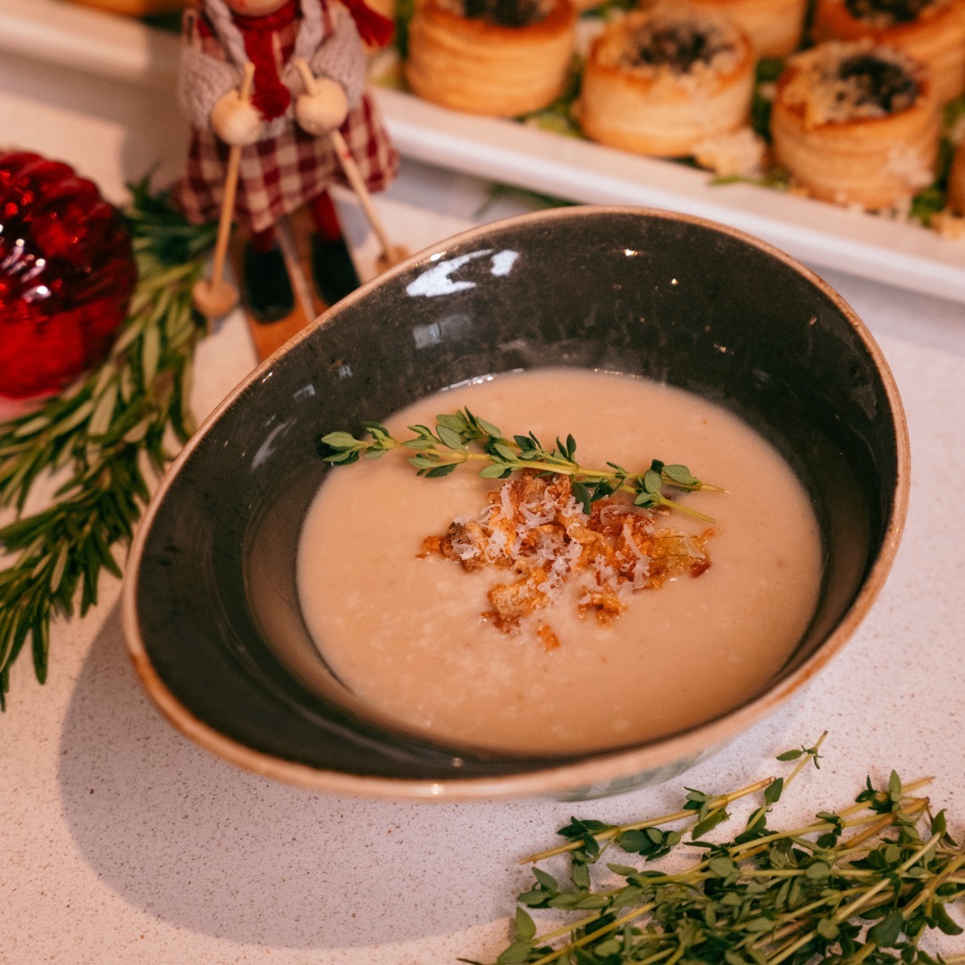 Slippbarinn býður upp á glæsilegan jólabröns á laugardaginn og sunnudaginn frá kl. 12-14:30 ?✨
7.900.- á mann fyrir einstaklinga 12 ára og eldri.
Börn (6-12 ára) 3.900.-
Frítt fyrir 0-5 ára börn og yngri.
Jólabíó verður í boði fyrir krakka???
Hægt er að bóka borð hér:
https://www.dineout.is/is/slippbarinn/event/brons