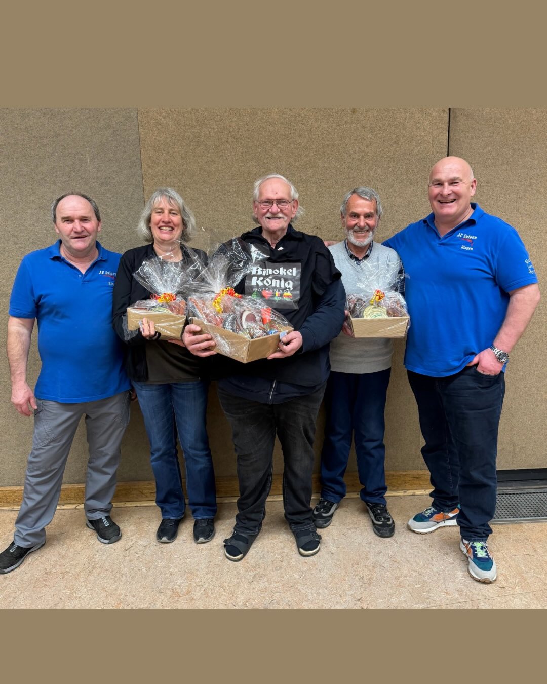 🎉 9. Binokel-Turnier des AV Sulgen 🎉
Was für ein großartiger Abend! Mit insgesamt 78 Teilnehmern – so viele wie noch nie – und davon 23 Damen, war unser Turnier ein voller Erfolg 🙌
Herzlichen Glückwunsch an unsere Gewinner:
🥇 1. Platz: Edgar Link
🥈 2. Platz: Susi Bauser
🥉 3. Platz: Hariolf Hils
Es war ein rundum gelungenes Event mit bester Stimmung, spannenden Spielen und tollen Begegnungen – einfach genial! 💙
Ein riesiges Dankeschön an alle Teilnehmer sowie an unseren Vorstand für die top Organisation 👏
Wir freuen uns jetzt schon auf nächstes Jahr – dann feiern wir unser 10-jähriges Jubiläum! 🥳