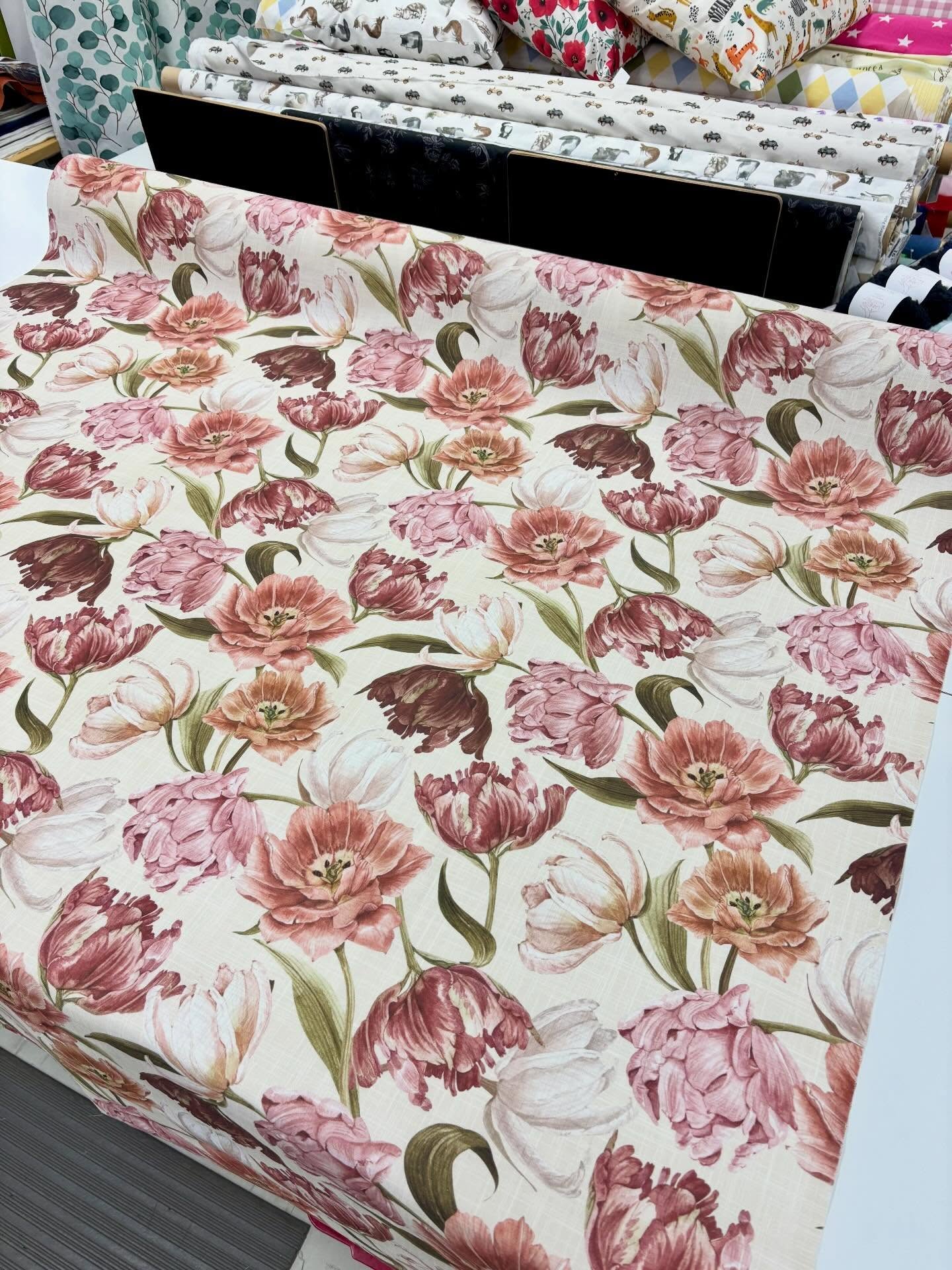 Tässäpä kaksi upeaa tulppaanikangasta ?
Kumpikas se on siun väri? Ite taidan kallistua tuo harmaamman puoleen ?
Ryhdikäs paksuhko puuvillakangas sopii hyvin pitkiksi verhoiksi, kauniiksi kapaksi tai voithan sie tästä tyynynpäällisetkin tehhä tai pöytäliinan kesäksi.
Leveys 140cm
100% puuvilla
Paino 210g/m2
#tulppaanit
#verhokangas
#sisustuskangas
#kevät
#karjalankangas