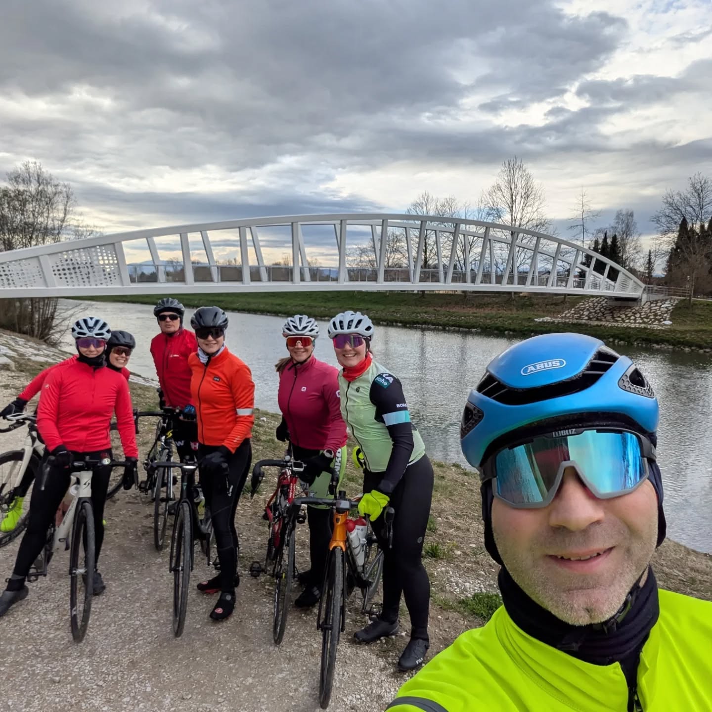 RFV Trainingslager Slowenien 26.-29.03.2026
Anreise im Schneetreiben, Slowenien im Regen – und am Ende war’s viel besser als erwartet!“ ❄️🌧️➡️😄
Donnerstag ging’s los … zumindest theoretisch. Praktisch sind wir erstmal in Kärnten gestrandet. Auf der Autobahn herrschte nämlich Winter Wonderland und kurz dachten wir, wir hätten die Ski statt der Räder einpacken sollen. ⛷️😂
In Slowenien angekommen erwarteten uns Regen, Wolken und eine Wettervorhersage, die eher nach Wellnesshotel als Rennradtraining klang. Also stand am Freitagvormittag erstmal eine Laufeinheit am Programm – wenn das Rad Pause macht, wird eben gelaufen. 🏃♀️🏃♂️
Am Nachmittag wurde es dann tatsächlich trocken und wir konnten endlich die erste Radeinheit starten. 🚴♀️🌥️
Der Samstag brachte unsere Königsetappe: 130 km, 2600 hm, 4 Anstiege – und irgendwo zwischen Steigung zwei und drei wurde kurz die Existenz hinterfragt. Dafür gab’s Sonnenschein, traumhafte Ausblicke und das Gefühl: Okay, das wird richtig gut! 😅🔥
Und weil nach so viel Höhenmeter eine Belohnung Pflicht ist, gab’s auf der Rückfahrt den Klassiker: Krapfen‑Stopp in Trojane! 🍩
Am Sonntag dann noch ein entspanntes Ausrollen – wie immer brav in zwei Gruppen. 🚴♂️🚴♀️
Ein riesiges Dankeschön geht an unseren Organisator Matthäus, der trotz Schnee, Regenradar, Zwischenstopp in Kärnten und zweifelhafter Prognosen alles perfekt geplant hat. 🙌
RFV Trainingslager in Zahlen 📊
Tag 1: 71 km und 631 hm
Tag 2: 79 km und 1347 hm
Tag 3: 131 km und 2600 hm
Tag 4: 74 km und 740 hm
Gesamt ca. 355 km und 5300 hm
Slowenien – wir kommen wieder 🫶🏻🇸🇮