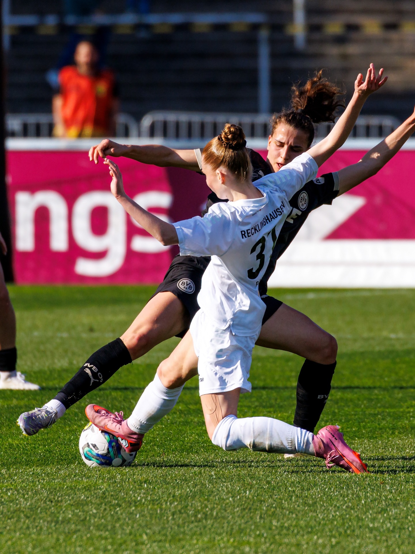 𝙁𝙁𝘾 𝙩𝙧𝙤𝙩𝙯𝙩 𝙙𝙚𝙢 𝘽𝙑𝘽 𝙫𝙤𝙧 𝙜𝙧𝙤𝙨𝙨𝙚𝙧 𝙆𝙪𝙡𝙞𝙨𝙨𝙚 𝙡𝙖𝙣𝙜𝙚
💙🤍 Bei Kaiserwetter waren unsere Frauen zu Gast bei den @bvb09frauen. Das Stadion Rote Erde mit knapp 1.800 Zuschauern bot eine prächtige Kulisse. Die Gastgeberinnen liefen zum 100-jährigen Jubiläum des Stadions Rote Erde mit Sondertrikot auf.
Mit Einlaufkindern an der Hand ging’s voll motiviert auf den gut gewässerten Rasen.
Kapitänin @kathi_prinz_ machte das Team nochmal heiß.
Das Team von Cheftrainer Björn Sobotzki zeigte sich von Beginn an kämpferisch und bot dem Aufstiegsaspiranten die Stirn.
Der BVB agierte sehr ballsicher und mit klarem Zug zum Tor, sie wollten schnell das erste Tor, was in Minute 14 dann auch gelang.
Davon noch unbeeindruckt hielt der FFC die gesamte erste Halbzeit bärenstark dagegen und nahm als Ergebnis einer großen Teamleistung den knappen Rückstand mit in die Kabine. 💪🏼
Das Ziel für Halbzeit 2 war klar: den BVB weiter ärgern und womöglich sogar mit einem eigenen Treffer überraschen.
Bis zur 65. min gelang das auch sehr gut, so lange blieb es bei dem knappen 1:0 für den BVB.
Nach personellen Wechseln auf beiden Seiten veränderte sich das Spiel dann jedoch auf die Seite der in schwarz spielenden Dortmunderinnen. In Minute 65 folgte das 2:0 für den BVB.
Die Einwechslung von Stürmerin Rita Schumacher zeigte in der Folge spürbar Wirkung. Der Druck des BVB nahm mit dem 2:0 im Rücken deutlich zu.
Dennoch gelang unserer Larissa Henkel @_lxrissa_07 ein sehr schönes Kopfballtor, was unglücklicherweise vom Schiedrichterteam nicht anerkannt wurde (Stürmerfoul an Torhüterin). Das Tor hätte nochmal Spannung erzeugt.
Stattdessen folgten von in den letzten 15 Minuten nochmal 4 Treffer der BVB-Frauen zum am Ende leider deutlich zu hohen 6:0-Sieg.
👉 Glückwunsch den @bvb09frauen 👍
📸 @ric.baumert
@bele_construction_gmbh
@derbystar
@mcdonaldsde