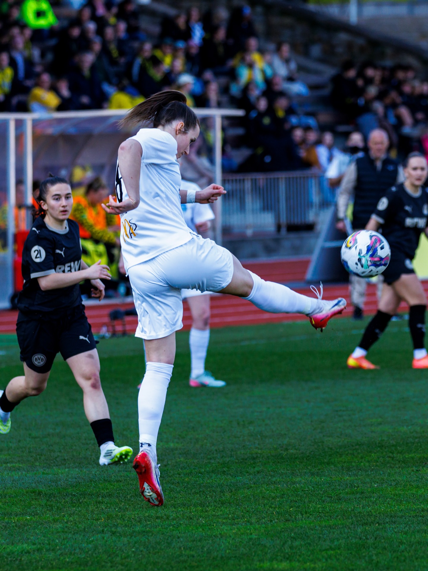 𝙁𝙁𝘾 𝙩𝙧𝙤𝙩𝙯𝙩 𝙙𝙚𝙢 𝘽𝙑𝘽 𝙫𝙤𝙧 𝙜𝙧𝙤𝙨𝙨𝙚𝙧 𝙆𝙪𝙡𝙞𝙨𝙨𝙚 𝙡𝙖𝙣𝙜𝙚
💙🤍 Bei Kaiserwetter waren unsere Frauen zu Gast bei den @bvb09frauen. Das Stadion Rote Erde mit knapp 1.800 Zuschauern bot eine prächtige Kulisse. Die Gastgeberinnen liefen zum 100-jährigen Jubiläum des Stadions Rote Erde mit Sondertrikot auf.
Mit Einlaufkindern an der Hand ging’s voll motiviert auf den gut gewässerten Rasen.
Kapitänin @kathi_prinz_ machte das Team nochmal heiß.
Das Team von Cheftrainer Björn Sobotzki zeigte sich von Beginn an kämpferisch und bot dem Aufstiegsaspiranten die Stirn.
Der BVB agierte sehr ballsicher und mit klarem Zug zum Tor, sie wollten schnell das erste Tor, was in Minute 14 dann auch gelang.
Davon noch unbeeindruckt hielt der FFC die gesamte erste Halbzeit bärenstark dagegen und nahm als Ergebnis einer großen Teamleistung den knappen Rückstand mit in die Kabine. 💪🏼
Das Ziel für Halbzeit 2 war klar: den BVB weiter ärgern und womöglich sogar mit einem eigenen Treffer überraschen.
Bis zur 65. min gelang das auch sehr gut, so lange blieb es bei dem knappen 1:0 für den BVB.
Nach personellen Wechseln auf beiden Seiten veränderte sich das Spiel dann jedoch auf die Seite der in schwarz spielenden Dortmunderinnen. In Minute 65 folgte das 2:0 für den BVB.
Die Einwechslung von Stürmerin Rita Schumacher zeigte in der Folge spürbar Wirkung. Der Druck des BVB nahm mit dem 2:0 im Rücken deutlich zu.
Dennoch gelang unserer Larissa Henkel @_lxrissa_07 ein sehr schönes Kopfballtor, was unglücklicherweise vom Schiedrichterteam nicht anerkannt wurde (Stürmerfoul an Torhüterin). Das Tor hätte nochmal Spannung erzeugt.
Stattdessen folgten von in den letzten 15 Minuten nochmal 4 Treffer der BVB-Frauen zum am Ende leider deutlich zu hohen 6:0-Sieg.
👉 Glückwunsch den @bvb09frauen 👍
📸 @ric.baumert
@bele_construction_gmbh
@derbystar
@mcdonaldsde