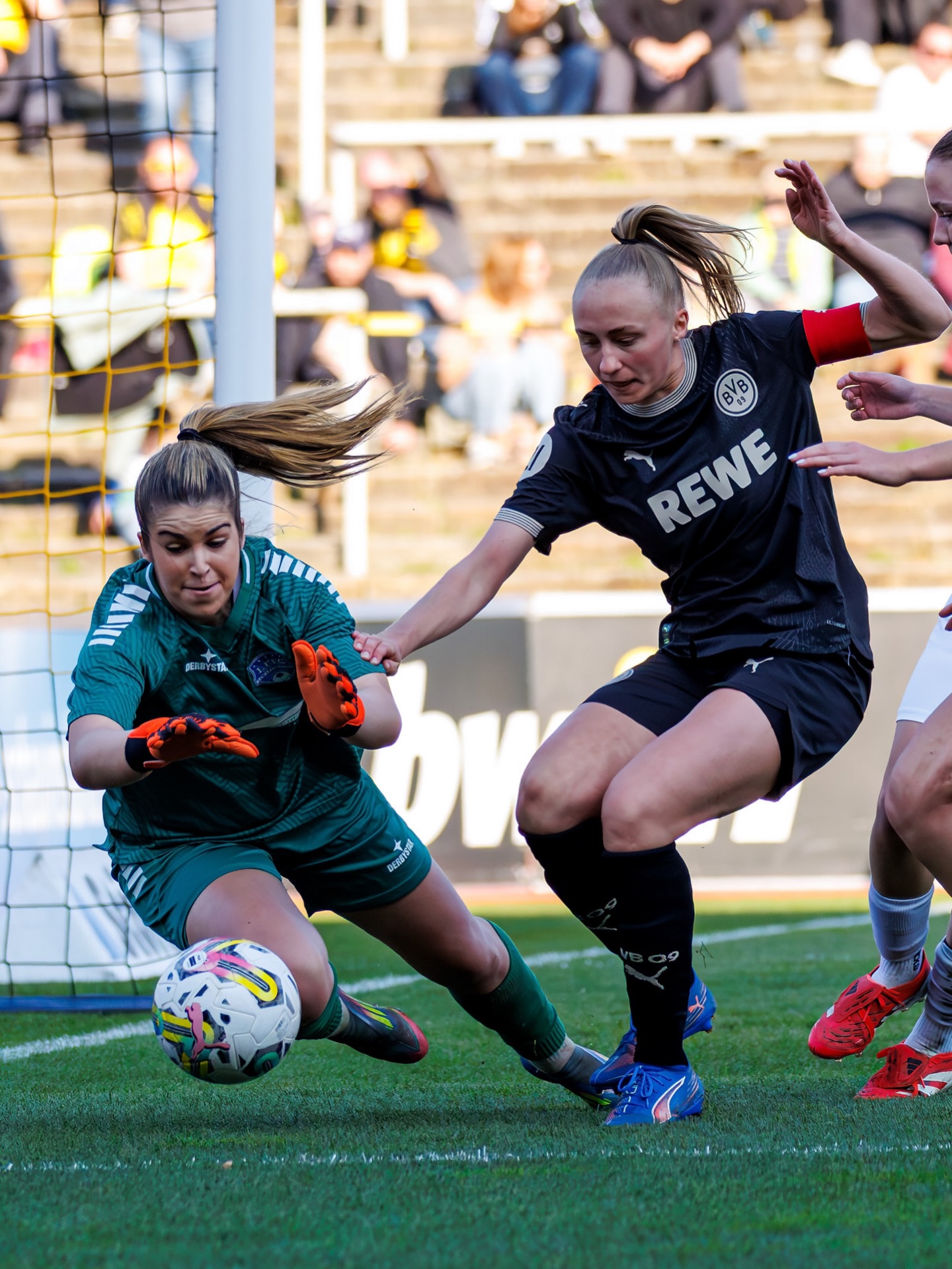 𝙁𝙁𝘾 𝙩𝙧𝙤𝙩𝙯𝙩 𝙙𝙚𝙢 𝘽𝙑𝘽 𝙫𝙤𝙧 𝙜𝙧𝙤𝙨𝙨𝙚𝙧 𝙆𝙪𝙡𝙞𝙨𝙨𝙚 𝙡𝙖𝙣𝙜𝙚
💙🤍 Bei Kaiserwetter waren unsere Frauen zu Gast bei den @bvb09frauen. Das Stadion Rote Erde mit knapp 1.800 Zuschauern bot eine prächtige Kulisse. Die Gastgeberinnen liefen zum 100-jährigen Jubiläum des Stadions Rote Erde mit Sondertrikot auf.
Mit Einlaufkindern an der Hand ging’s voll motiviert auf den gut gewässerten Rasen.
Kapitänin @kathi_prinz_ machte das Team nochmal heiß.
Das Team von Cheftrainer Björn Sobotzki zeigte sich von Beginn an kämpferisch und bot dem Aufstiegsaspiranten die Stirn.
Der BVB agierte sehr ballsicher und mit klarem Zug zum Tor, sie wollten schnell das erste Tor, was in Minute 14 dann auch gelang.
Davon noch unbeeindruckt hielt der FFC die gesamte erste Halbzeit bärenstark dagegen und nahm als Ergebnis einer großen Teamleistung den knappen Rückstand mit in die Kabine. 💪🏼
Das Ziel für Halbzeit 2 war klar: den BVB weiter ärgern und womöglich sogar mit einem eigenen Treffer überraschen.
Bis zur 65. min gelang das auch sehr gut, so lange blieb es bei dem knappen 1:0 für den BVB.
Nach personellen Wechseln auf beiden Seiten veränderte sich das Spiel dann jedoch auf die Seite der in schwarz spielenden Dortmunderinnen. In Minute 65 folgte das 2:0 für den BVB.
Die Einwechslung von Stürmerin Rita Schumacher zeigte in der Folge spürbar Wirkung. Der Druck des BVB nahm mit dem 2:0 im Rücken deutlich zu.
Dennoch gelang unserer Larissa Henkel @_lxrissa_07 ein sehr schönes Kopfballtor, was unglücklicherweise vom Schiedrichterteam nicht anerkannt wurde (Stürmerfoul an Torhüterin). Das Tor hätte nochmal Spannung erzeugt.
Stattdessen folgten von in den letzten 15 Minuten nochmal 4 Treffer der BVB-Frauen zum am Ende leider deutlich zu hohen 6:0-Sieg.
👉 Glückwunsch den @bvb09frauen 👍
📸 @ric.baumert
@bele_construction_gmbh
@derbystar
@mcdonaldsde