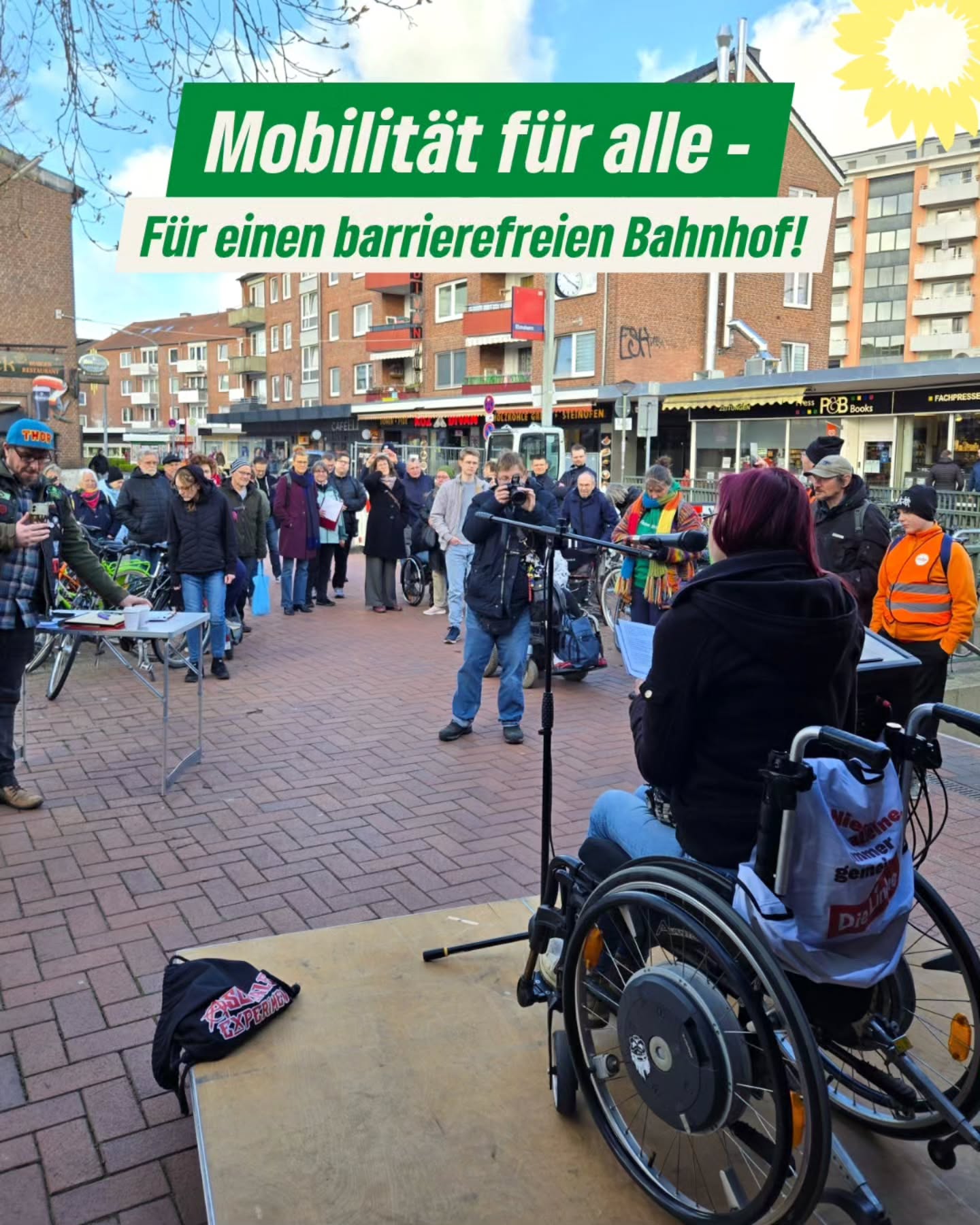 📢 DEMO FÜR BARRIEREFREIHEIT 👩🦽
Der einzige Aufzug am Elmshorner Bahnhof ist seit Februar gesperrt – voraussichtlich bis September. Der Bahnsteig Gleis 2/3 ist nur über Treppen erreichbar. Es zwar grundsätzlich gut, wenn die Bahn einen Aufzug erneuert, aber ohne echte Alternativen bei einer so langen Bauzeit ist es inakzeptabel!
Daher fand gestern eine Demo am Elmshorner Bahnhof statt, die von uns mitorganisiert wurde. Es braucht JETZT echte Lösungen bis der neue Aufzug in Betrieb ist! Denn Mobilität bedeutet Teilhabe. Und diese wird am Elmshorner Bahnhof momentan stark eingeschränkt. Dabei ist Barrierefreiheit kein freiwilliges Angebot. Sie ist die Voraussetzung für eine gerechte Gesellschaft.
📸 2: @marc.post.96 - vielen Dank für deine Fotos!
#elmshorn #bahnhof #barrierefreiheit #teamelmshorn #demo