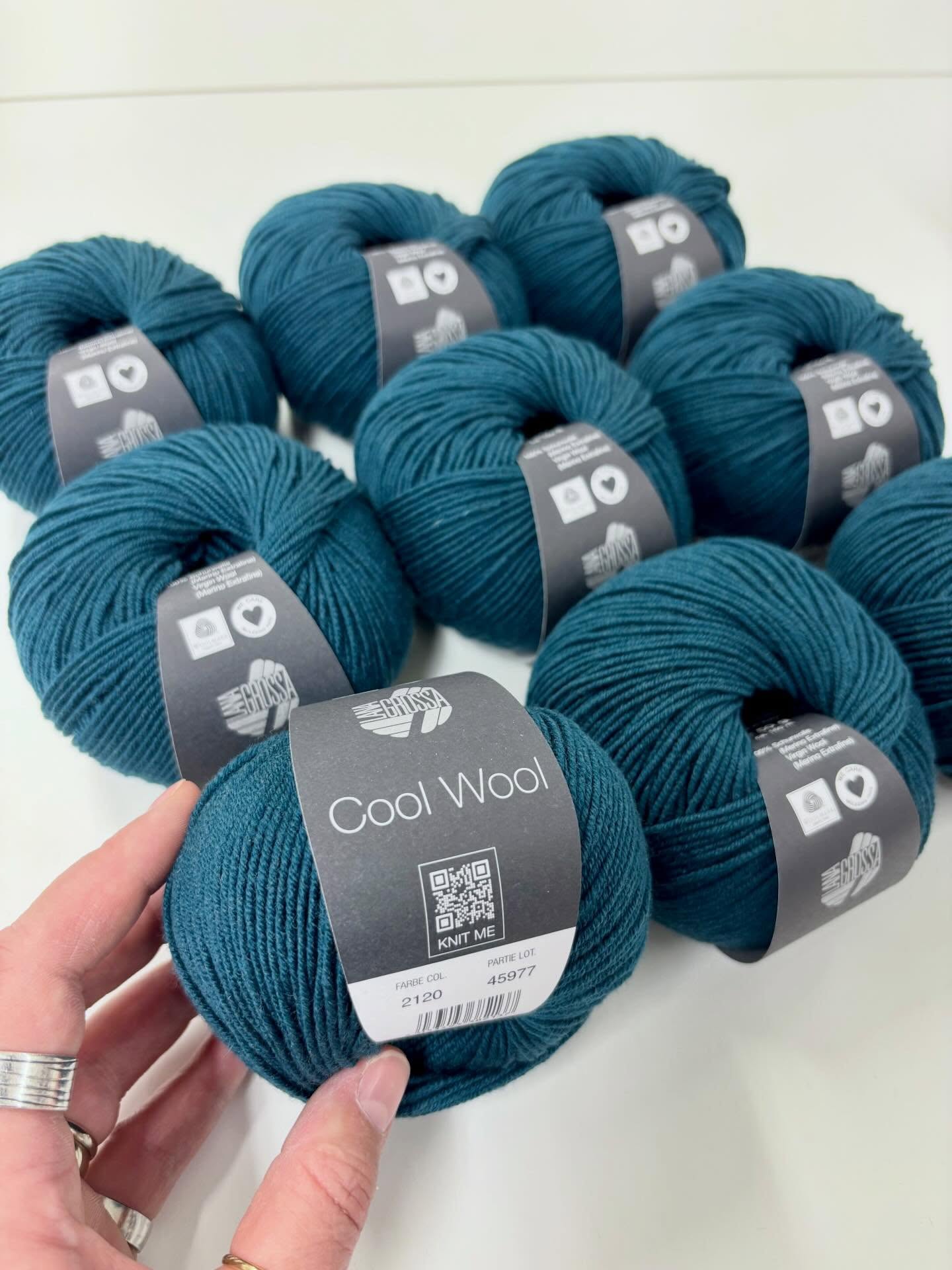 Voe kaude ko ulkona tuulee! ?? Tarttee lämmintä ylle.
Tilasin muuten Lana Grossa merinovillalankaan tälläisen tumman meren vihreän värin.
Miusta tämä on jees väri vaikka en vihreän kaveri ite olekkaan ?
Kuka tykkee vihreästä?
#merinovillalanka
#lanagrossacoolwool
#merenvihreä
#kylmähuhtikuu
#lappeenranta