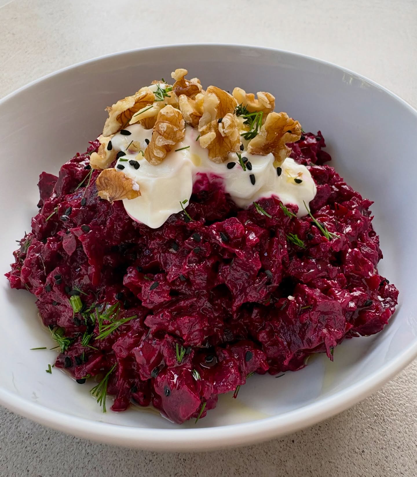 If you have never had Beetroot Borani, then you really don’t know what you are missing! I really must make it more often! Roasted beetroot with a little olive oil, in foil parcels - then once they had cooled, I peeled off their skins with my fingers. Into a food processor to chop them, then stirred in olive oil, red wine vinegar, Greek yoghurt, garlic, dill and a touch of seasoning. Often topped with feta, I chose fat free Greek yoghurt (#lowcholesterol ), walnuts, nigella seeds and more dill.
Recipe on my website.
#beetroot #beetrootrecipes #dips