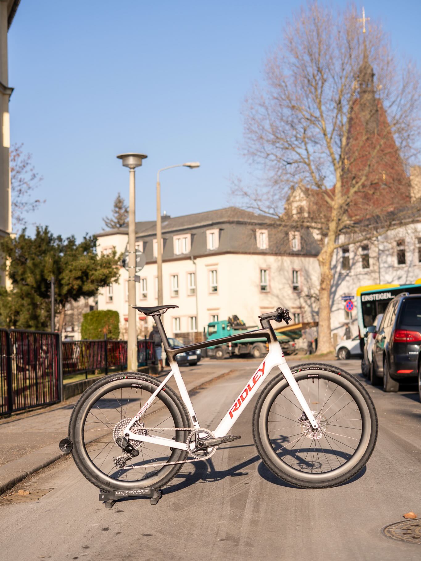 Jetzt schauen wir uns das Osternest mal genauer an… 🐰👀
Und siehe da: Kein Ei – sondern ein echtes Highlight 🚲🔥
Ein @ridley_bikes e-Grifn Gravel, ganz nach Kundenwunsch aufgebaut.
Statt klassischem Dropbar gab’s hier ein Upgrade auf Flatbar – für mehr Komfort, Kontrolle und einen ganz eigenen Look 💥
Individuell, durchdacht und genau so, wie’s am meisten Spaß macht.
Was sagt ihr zum Umbau? 😏👇
#osternest #bikeumbau #ridley #egrifn #gravelbike
