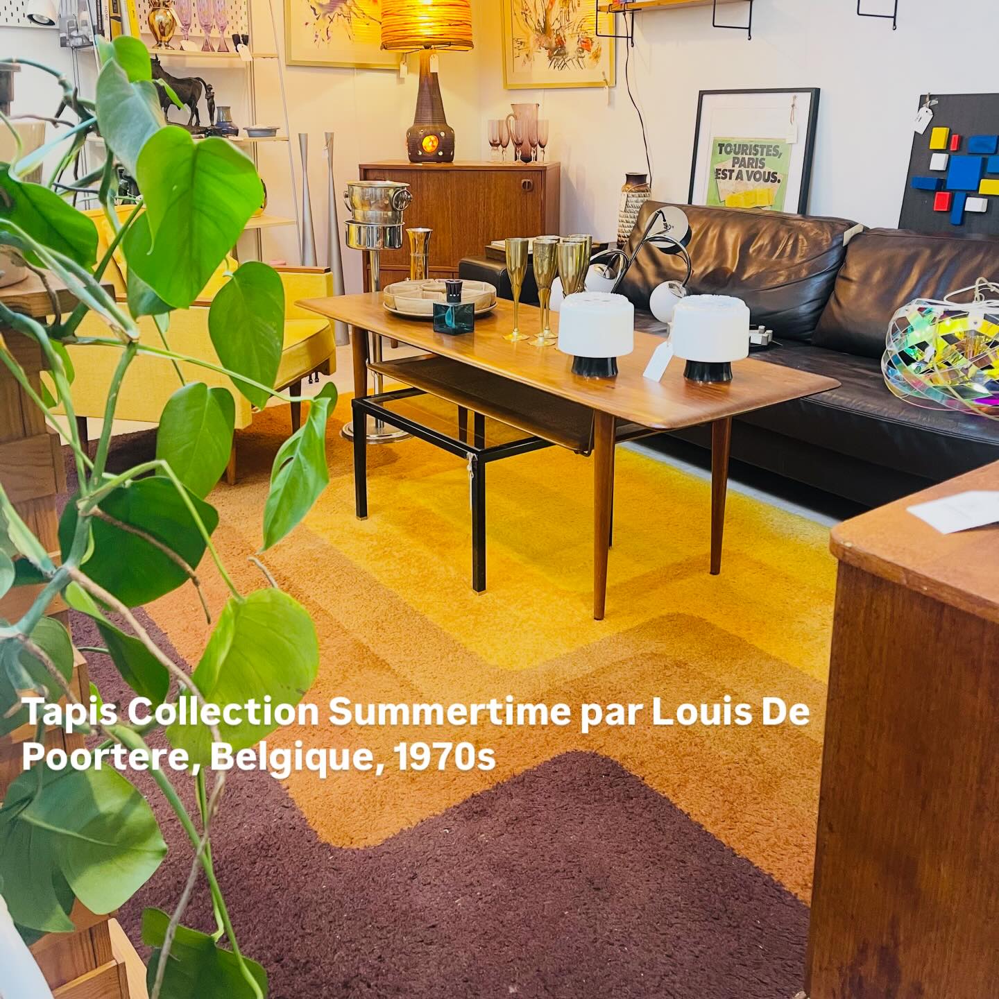 Franchement… ce tapis ???
À lui tout seul, il transforme tout.
Une vraie claque visuelle, un concentré d’années 70 qui impose l’ambiance sans effort.
Les couleurs, la matière, la présence… il capte le regard immédiatement et donne ce côté chaleureux, presque enveloppant, qu’on aime tant dans cette époque.
Et pourtant, il n’est même pas encore restauré.
Comme quoi, certaines pièces ont une force incroyable, même dans leur jus.
C’est exactement pour ça que j’aime ce métier : tomber sur des objets qui racontent tout, instantanément.
#annees70 #tapisvintage #deco70 #ambiancevintage #brocante designvintage miseenscene labrocbacott
