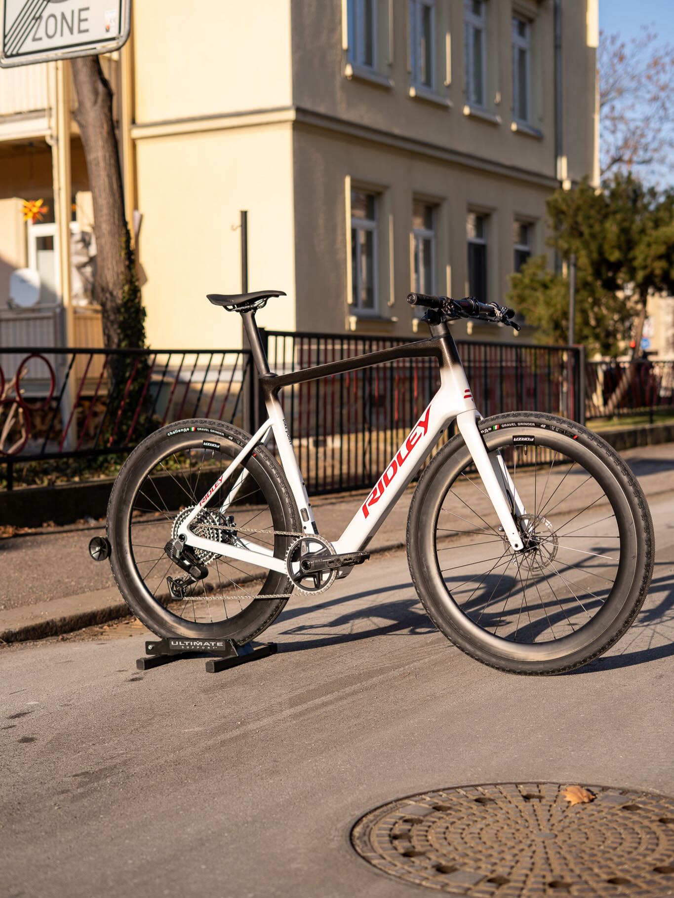 Jetzt schauen wir uns das Osternest mal genauer an… 🐰👀
Und siehe da: Kein Ei – sondern ein echtes Highlight 🚲🔥
Ein @ridley_bikes e-Grifn Gravel, ganz nach Kundenwunsch aufgebaut.
Statt klassischem Dropbar gab’s hier ein Upgrade auf Flatbar – für mehr Komfort, Kontrolle und einen ganz eigenen Look 💥
Individuell, durchdacht und genau so, wie’s am meisten Spaß macht.
Was sagt ihr zum Umbau? 😏👇
#osternest #bikeumbau #ridley #egrifn #gravelbike