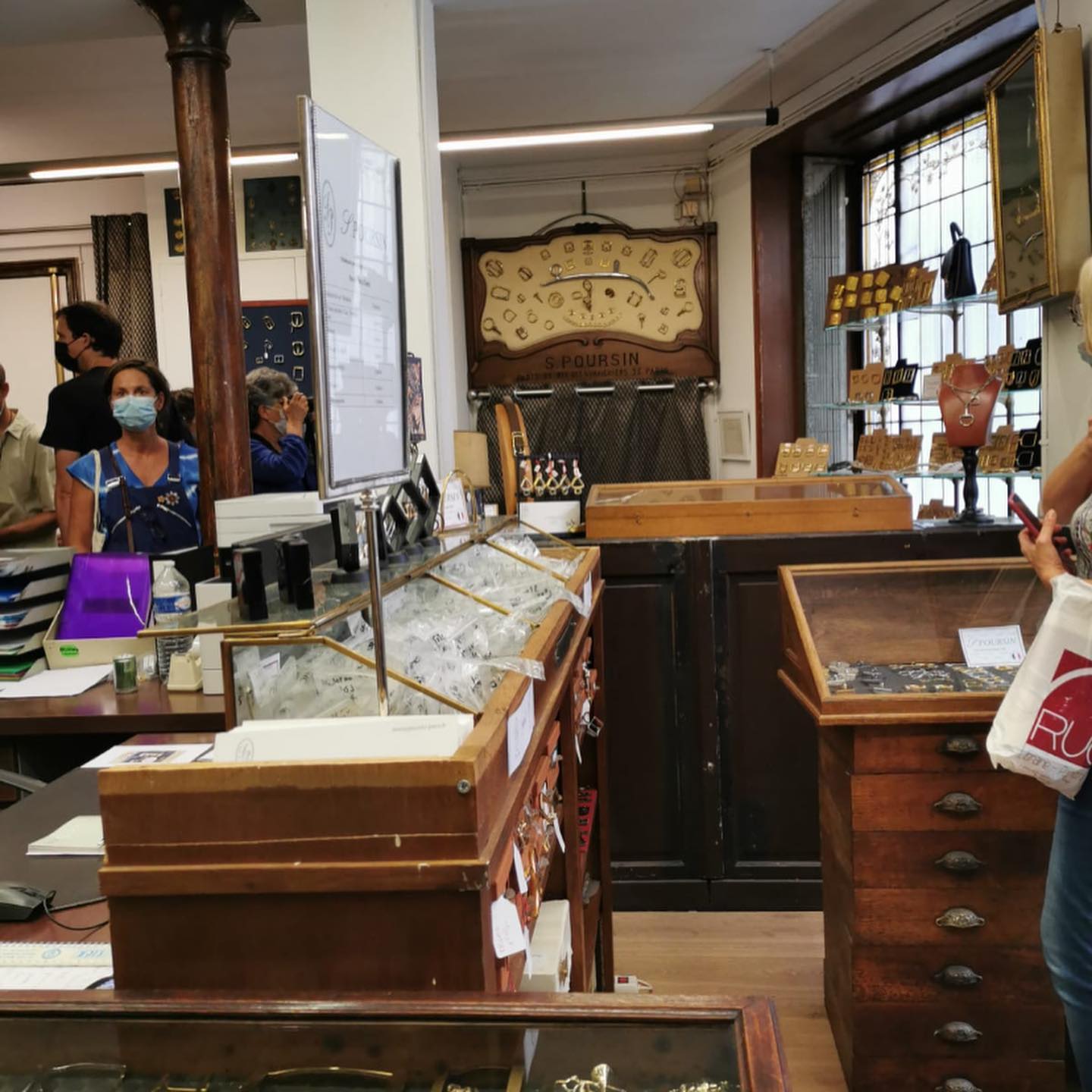 Maison Poursin : Journée du Patrimoine Septembre 2021. Merci à Valentine Castell pour ces photos de ce moment si dense et passionnel !
#poursinsince1830 #madeinparis #patrimoine #passionlaiton #industriefrancaise #sauvegardedupatrimoine