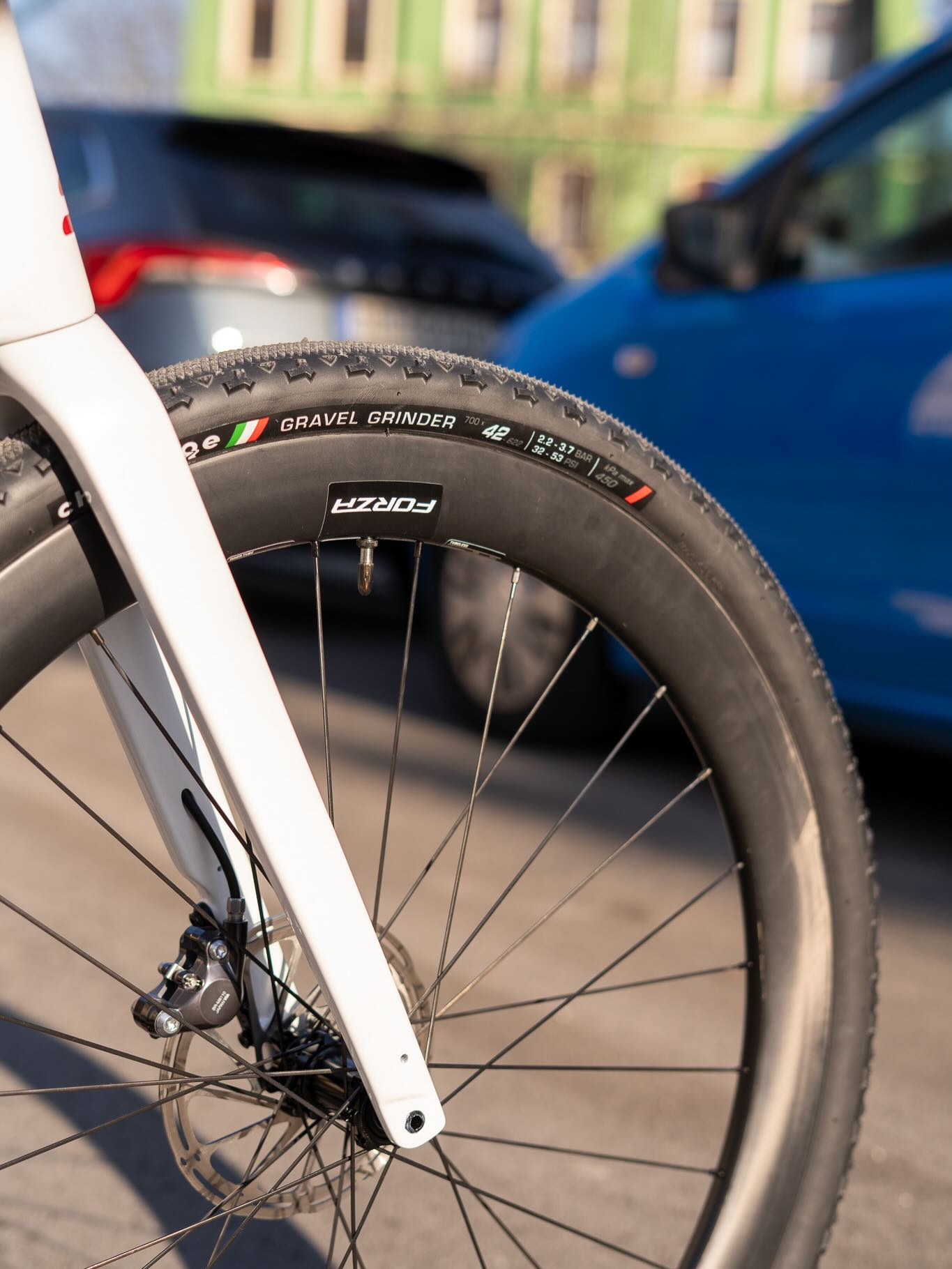 Hatten wir E-Grifn gesagt? Genau das meinen wir auch so… 👀⚡️
Im Detail steckt nämlich das, was dieses Bike so besonders macht:
Der @mahle_smartbikesystems Motor sitzt smart im Hinterrad versteckt – kaum zu sehen, aber definitiv zu spüren 🚲💥
Durch das leichte Gesamtgewicht fährt sich das Bike wie ein sportlicher Renner…
aaaaber mit dem nötigen E, wenn’s mal wieder etwas entspannter gehen soll 😏
Unauffällig, kraftvoll und einfach verdammt spaßig.
Genau unser Ding 🔥
#ridley #egrifn #mahle #ebike #bikepointdresden